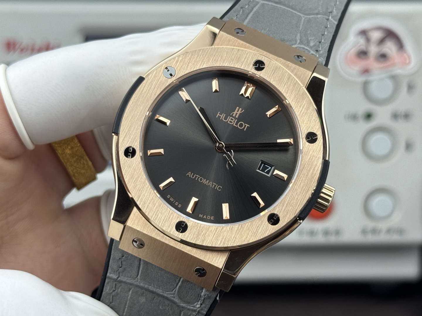 （實拍圖）HB +（宇舶）恆寶經典融合系列！升級版1：1打造 直徑45mm，耗時16個月，表殼採用同正品一致的鋼打造而成，此款乃拋光拉絲面，拉絲整潔細膩，線條流暢，圈口6顆H型鈦螺絲可與正品完全互換，力爭還原到極致！字面顏色在制表師反復調試十個月後才確認樣板，色差還原98%，字面字體採用3D印刷工藝，字母的一筆一划，大小粗細完全還原正品！機芯採用（9015零返修），機芯大小和正品完全一致，融合經典！全新力作 追求完美 歡迎您的品鑒！