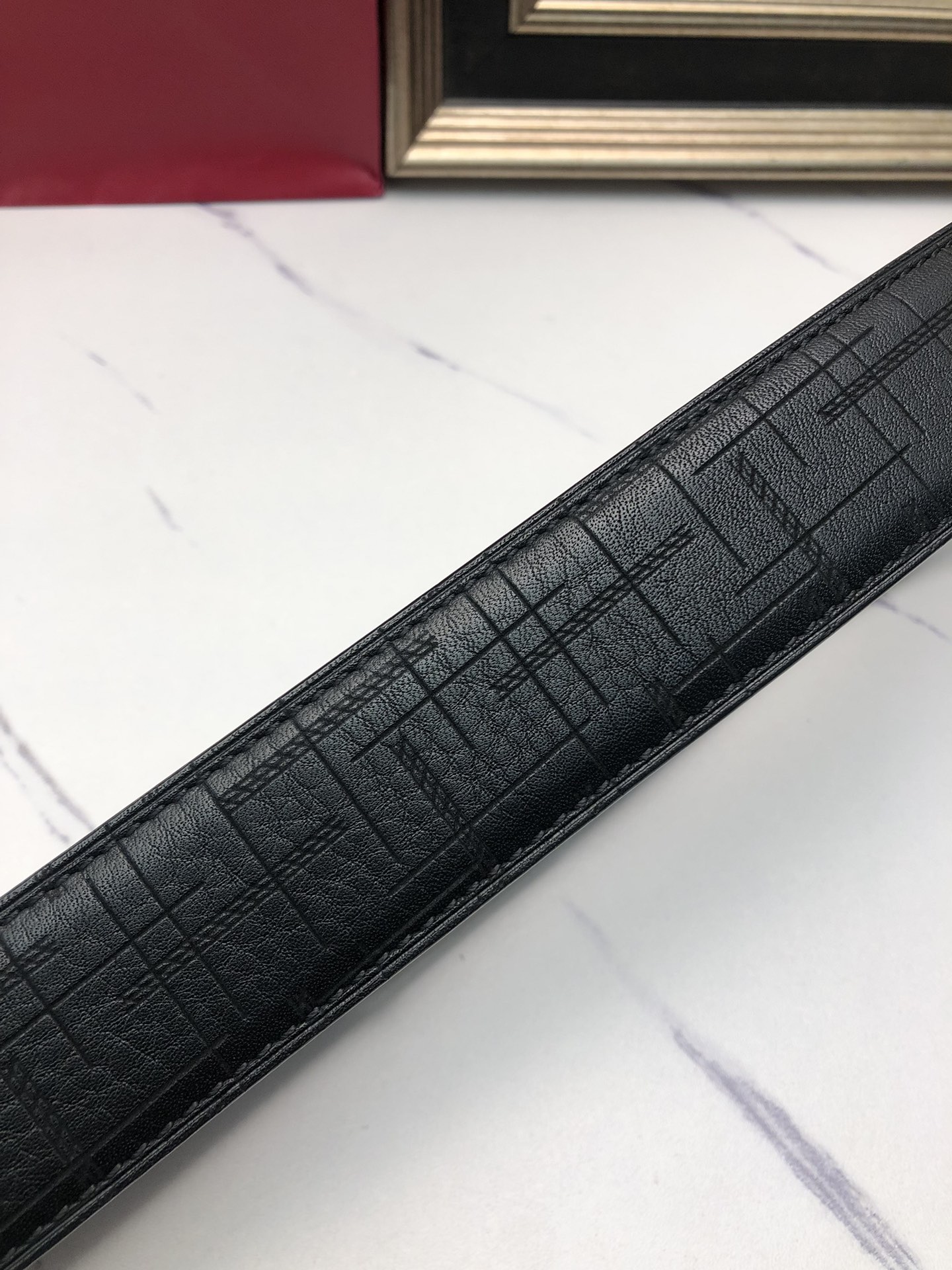 華倫天奴：原單頭層小牛皮燙印花紋，內襯平紋牛皮底，營造織紋外觀。飾以標誌原單扣。專櫃寬度4.0