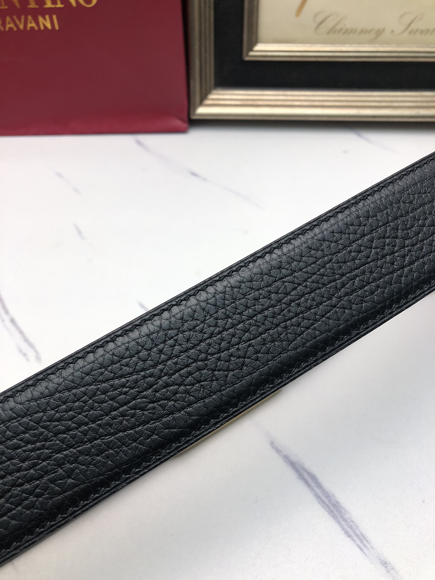 華倫天奴：原單頭層小牛皮壓花紋，內襯頭層鹿皮底，營造織紋外觀。飾以標誌原單扣。專櫃寬度4.0