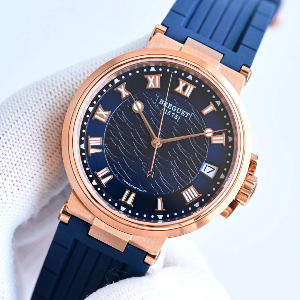 CF新品發佈會，寶璣-Breguet
航海MARINE航海系列5517款腕表，航海天文鐘的起源作品，“時計本是兵家利器”說的就是這款腕表，鐘錶界的巨作。工廠全面抄寫原裝數據，98%還原殼型字面，彰顯原裝優雅硬朗的氣質，原裝同款777A自動機械機芯，鐫刻獨立編號與寶璣先生簽名。直徑40毫米。正反均為藍寶石防刮玻璃，旋入式防水錶冠。實測防水深度100米。搭配飾有太陽放射紋錶盤，配裝進口天然橡膠錶帶，以零頭的價格給您帶來原裝超值體驗。