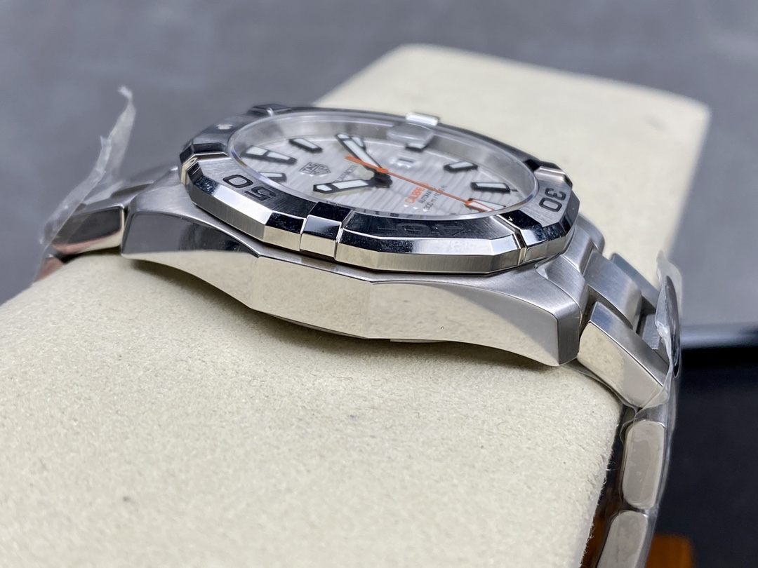 TAR年末巨獻——超級泰格豪雅系列腕表，正裝休閒兩不誤、小眾而不平庸、穩重而不失靈動，通勤的最佳首選腕表。全系均採用原裝數據打造、配件可以和原廠互換，頂級打磨 超強夜光 防水性能高達100米，超原單品質 誠意滿滿 並搭載原裝sw200機芯，歡迎品鑒！