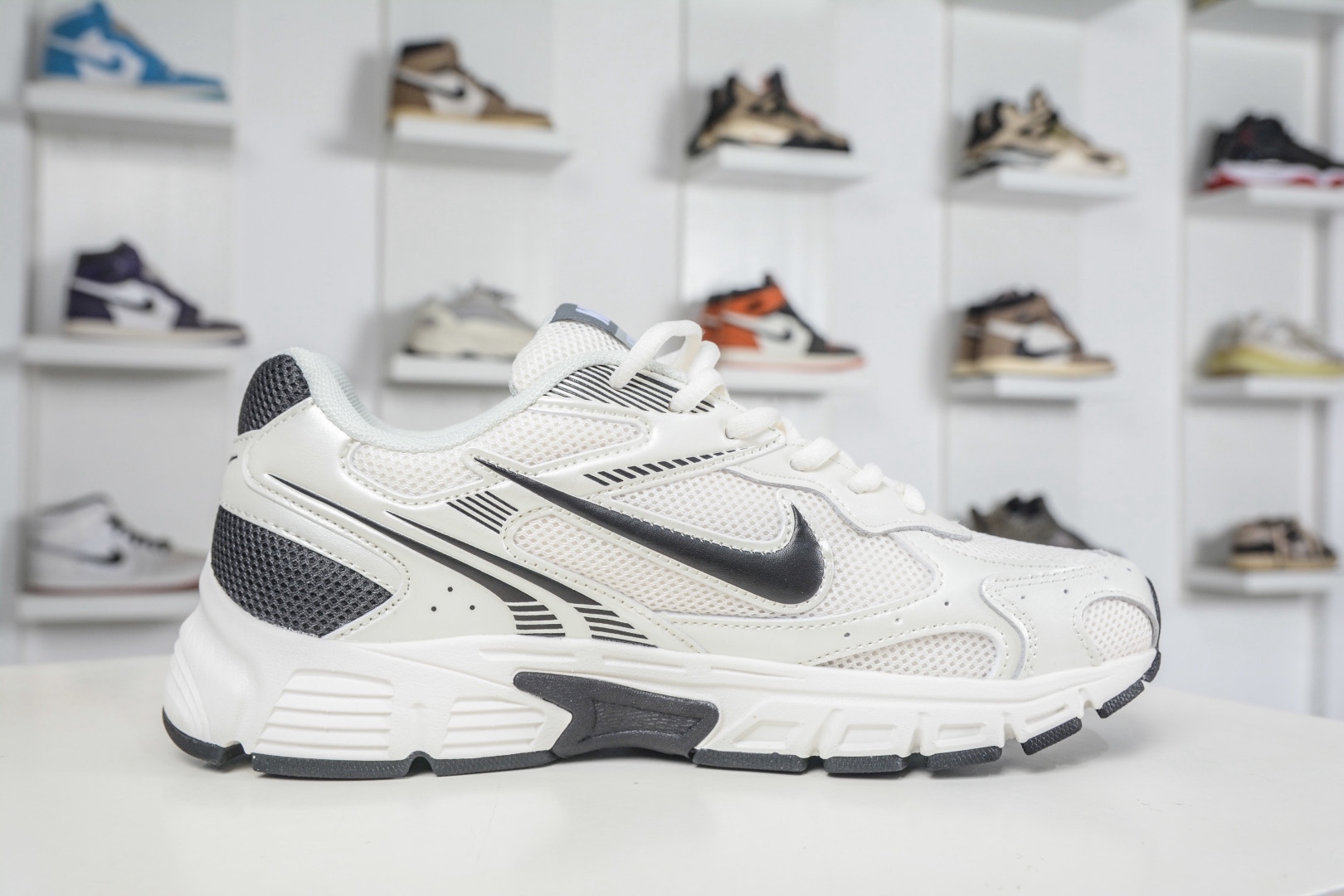 NK Air Zoom Vomero 20 經典復古潮流運動跑鞋 
貨號：HQ3686 001
SIZE：36 36.5 37.5 38 38.5 39 40 40.5 41 42 42.5 43 44 45