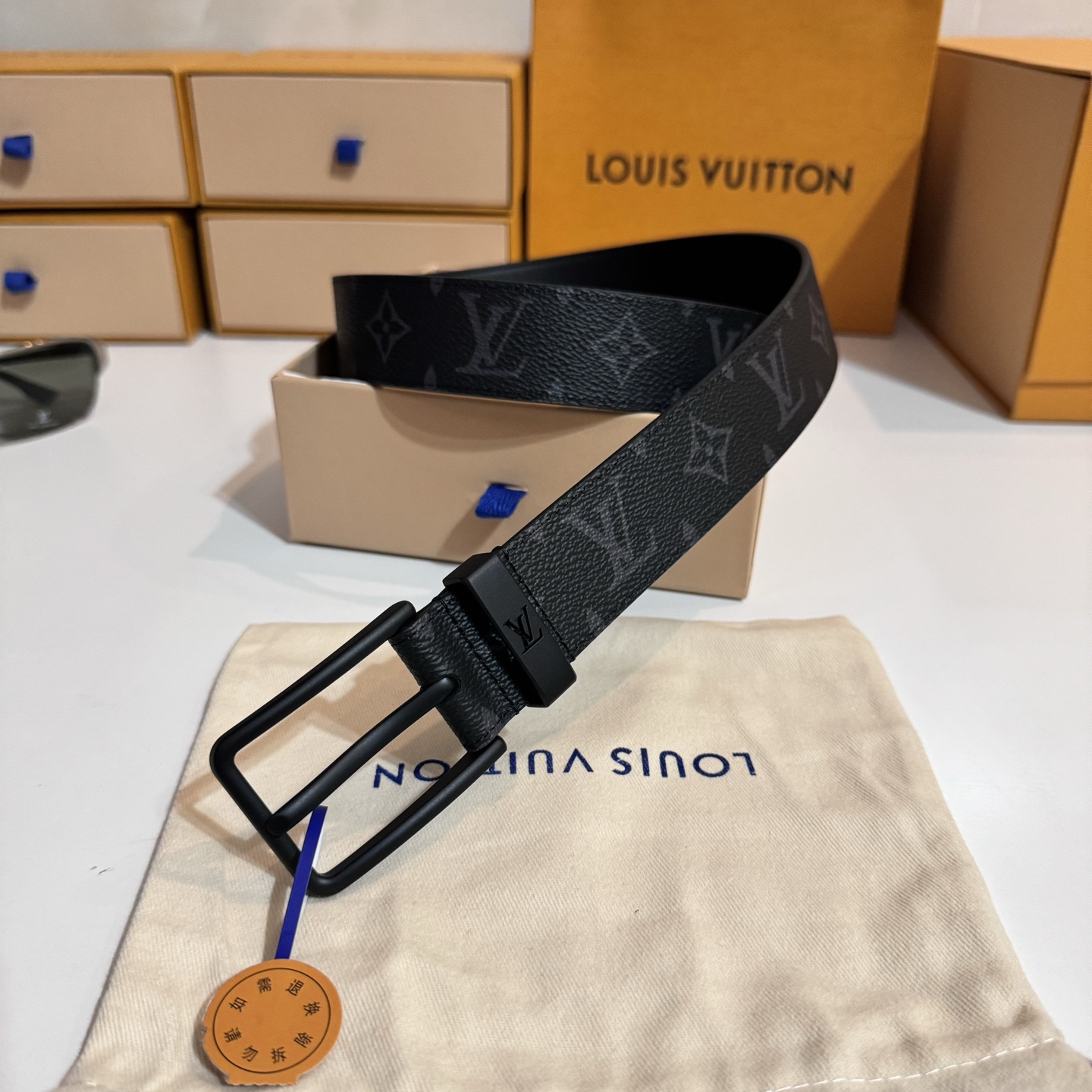 
寬度：3.5cm Frog 雙面腰帶以創意筆觸展現千禧潮流風範，巧妙致敬鄉村搖滾文化。做舊皮革令 Damier 格紋流露復古韻致，圓潤方形搭扣回溯品牌經典硬箱元素🆚