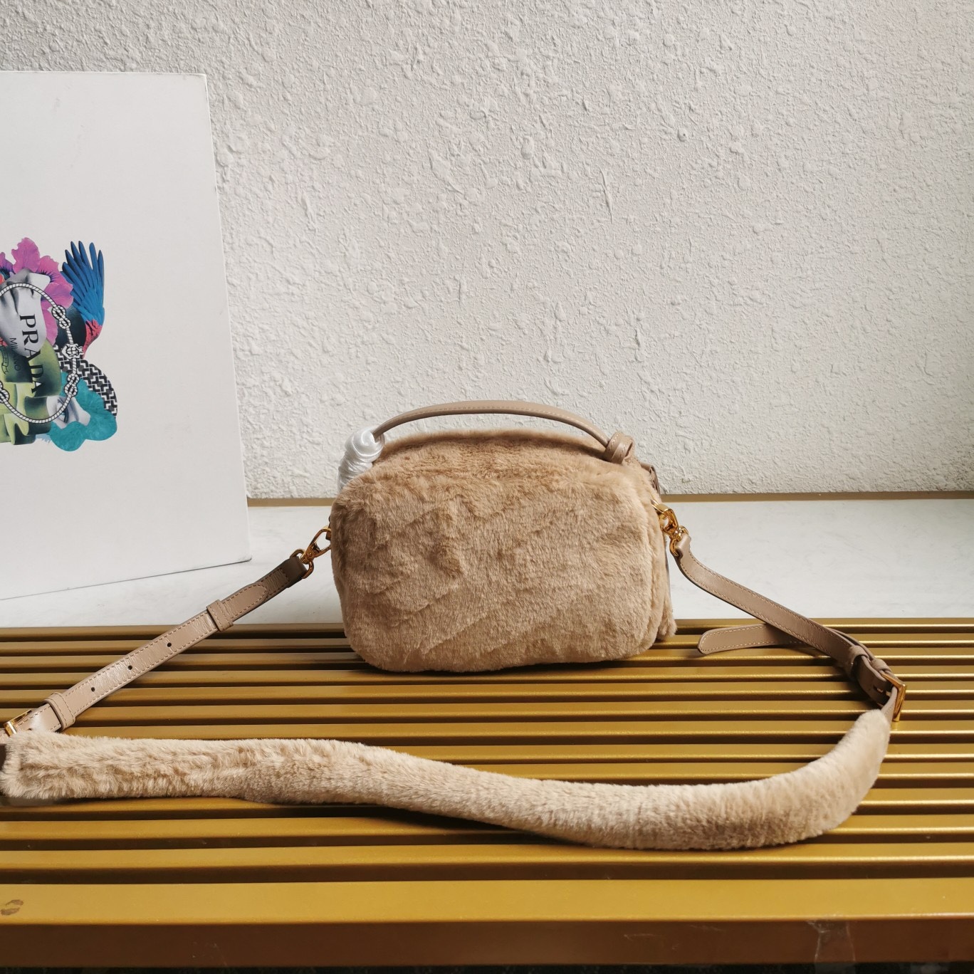 【 原單】🎉最新款迷你手袋🎉1BH208羊毛🎉🎉這款迷你手袋結構挺括，風格百搭，搭配柔軟的羊毛皮，彰顯冬日魅力。皮革細節與雙向拉鍊開合和金屬五金配件錦上添花，飾有塗琺瑯三角形金屬徽標。內配進口小羊皮，上身效果非常酷/時尚，冬天必備爆款🎉寶寶們，趕緊入手吧
尺寸：長19.5x高13x底6cm