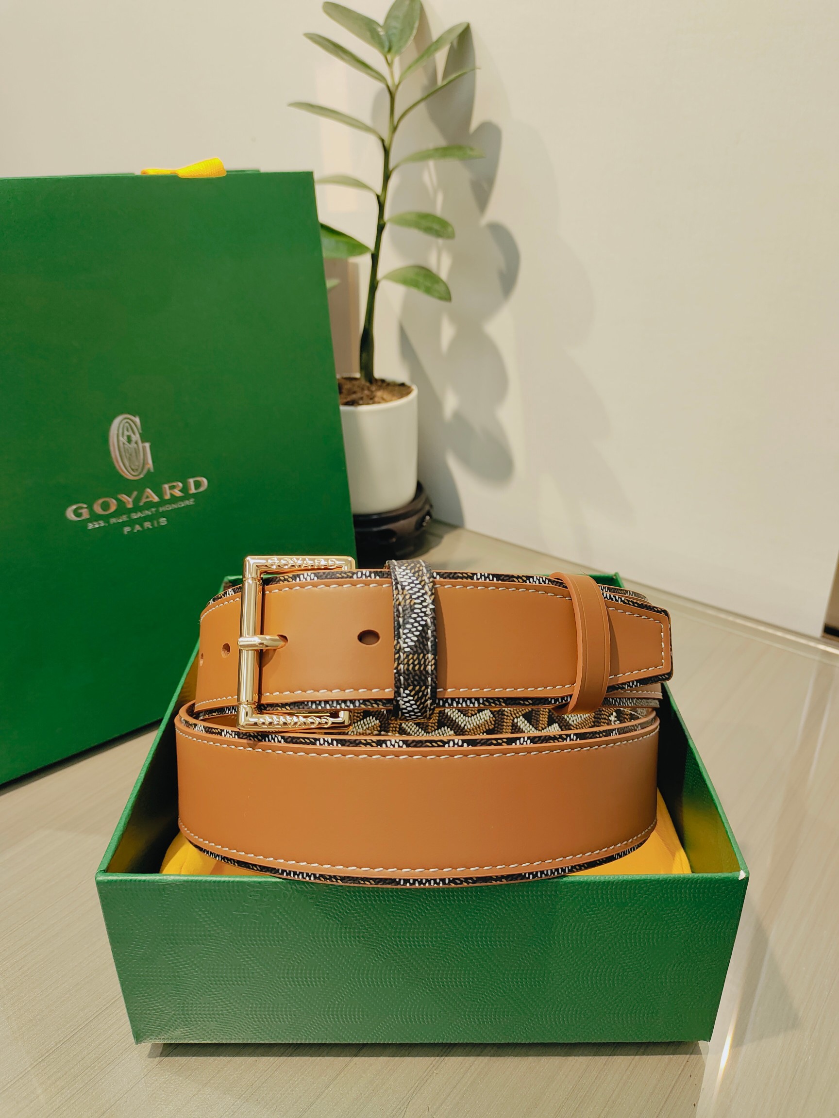 
Goyard(戈雅)腰帶源於法國奢侈品牌，設計風格簡約低調，腰帶身有標誌性帆布搭配進口頭層牛皮，腰帶扣採用簡約精品鋼扣，延續品牌的低調奢華，帶身寬度3.8CM，適用商務休閒日常佩戴。