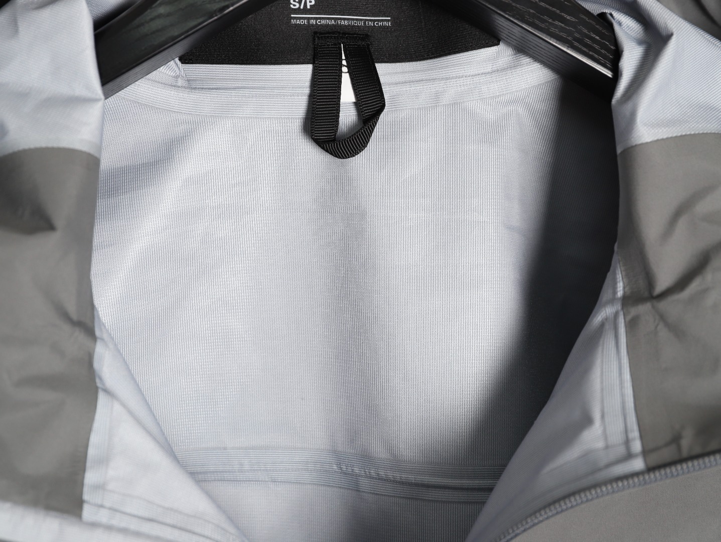 🔝ARC‘TERYX 始祖鳥 BETA LT戶外防水硬殼衝鋒衣
市場獨家全溢膠版本 一比一細節還原
YB四次壓膠工藝 整衣3D立體仿生學設計衣長臂彎 TRI-DURANCE防水防雨面料 自行區別市面先行版本 原包裝原標 全套輔料定制 整衣 腋下YKK雙向拉鍊 五金全部開模定制
R1 SIZE：S-XXL