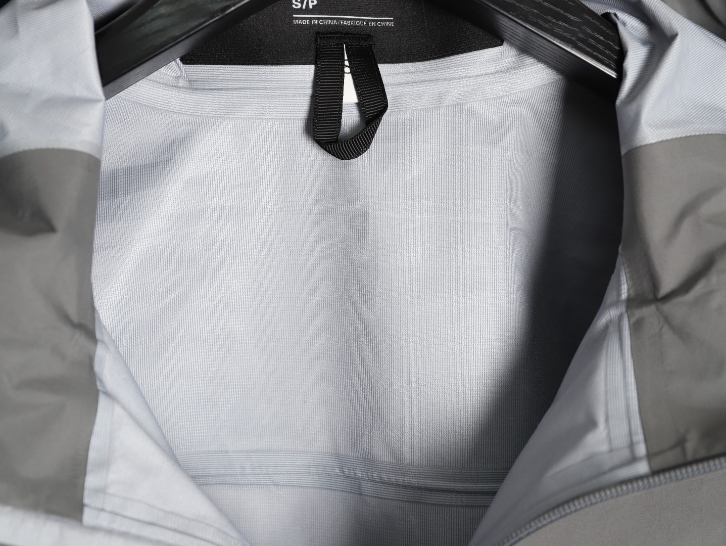 🔝ARC‘TERYX 始祖鳥 BETA LT戶外防水硬殼衝鋒衣
市場獨家全溢膠版本 一比一細節還原
YB四次壓膠工藝 整衣3D立體仿生學設計衣長臂彎 TRI-DURANCE防水防雨面料 自行區別市面先行版本 原包裝原標 全套輔料定制 整衣 腋下YKK雙向拉鍊 五金全部開模定制
R1 SIZE：S-XXL