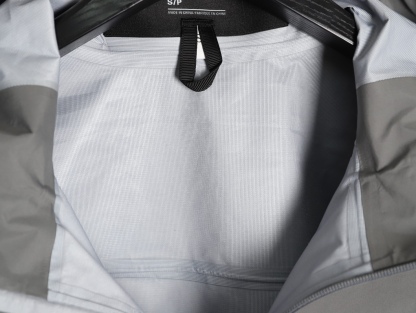 🔝ARC‘TERYX 始祖鳥 BETA LT戶外防水硬殼衝鋒衣
市場獨家全溢膠版本 一比一細節還原
YB四次壓膠工藝 整衣3D立體仿生學設計衣長臂彎 TRI-DURANCE防水防雨面料 自行區別市面先行版本 原包裝原標 全套輔料定制 整衣 腋下YKK雙向拉鍊 五金全部開模定制
R1 SIZE：S-XXL