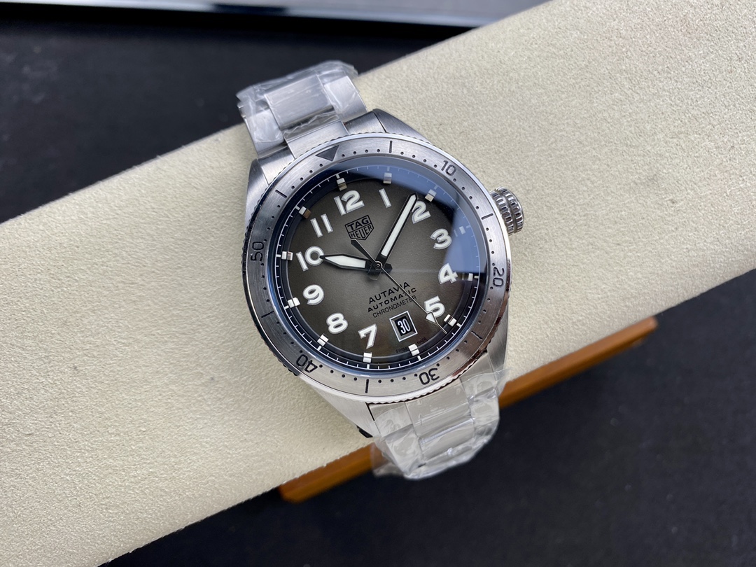 TAR年末巨獻——超級泰格豪雅系列腕表，正裝休閒兩不誤、小眾而不平庸、穩重而不失靈動，通勤的最佳首選腕表。全系均採用原裝數據打造、配件可以和原廠互換，頂級打磨 超強夜光 防水性能高達100米，超原單品質 誠意滿滿 並搭載原裝sw200機芯，歡迎品鑒！