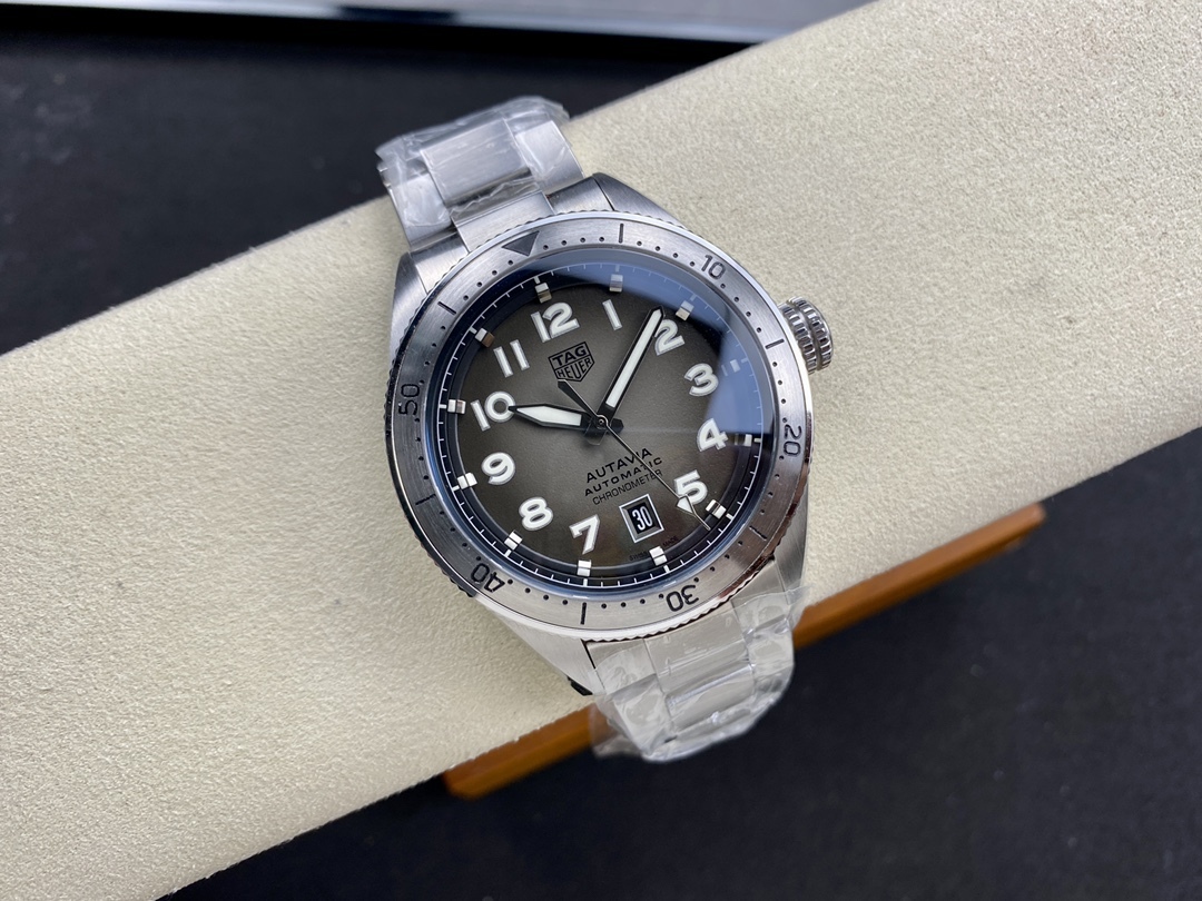 TAR年末巨獻——超級泰格豪雅系列腕表，正裝休閒兩不誤、小眾而不平庸、穩重而不失靈動，通勤的最佳首選腕表。全系均採用原裝數據打造、配件可以和原廠互換，頂級打磨 超強夜光 防水性能高達100米，超原單品質 誠意滿滿 並搭載原裝sw200機芯，歡迎品鑒！