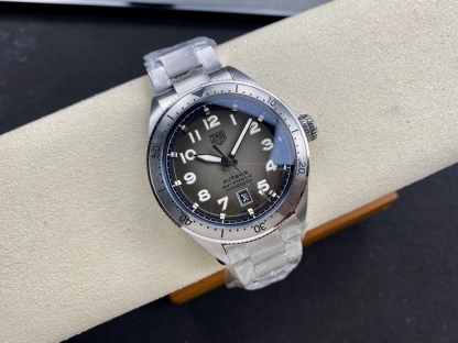 TAR年末巨獻——超級泰格豪雅系列腕表，正裝休閒兩不誤、小眾而不平庸、穩重而不失靈動，通勤的最佳首選腕表。全系均採用原裝數據打造、配件可以和原廠互換，頂級打磨 超強夜光 防水性能高達100米，超原單品質 誠意滿滿 並搭載原裝sw200機芯，歡迎品鑒！