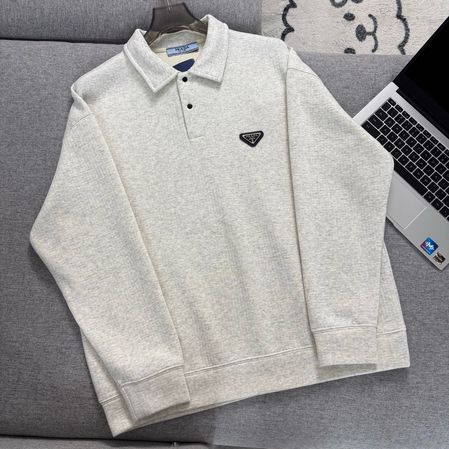 Prada普拉達日系翻領長袖衛衣
原相機📷實拍 質感看得見
水洗做舊工藝，質地軟軟糯糯有質感
版型寬松 遮肉顯瘦 不挑身材
斜紋肌理感泡泡TR優質面料
紋路清晰自然 觸感軟糯舒適 
男女皆可穿可當情侶裝！
質量放心入手不亂吹品質值得信賴

顏色：花灰  黑色  紫灰色
尺碼：M-2XL

尺碼    M     L     XL    XXL   
衣長    69    71    73     75   
胸圍    116  120   124  128
袖長    55    56