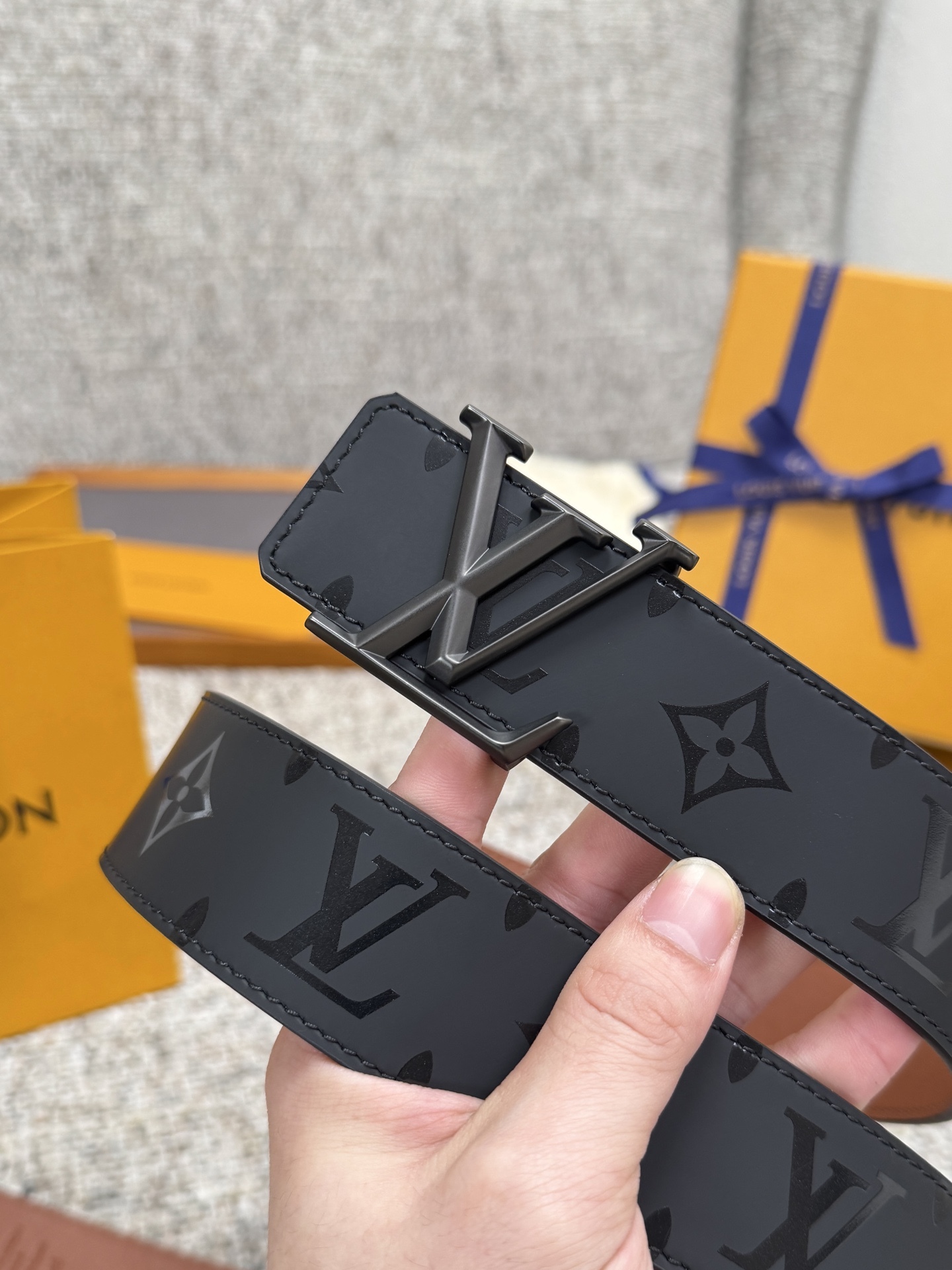 
Louis Vuitton LV腰带 丝印系列 原厂五金 精致手工绘边 柔软舒适 宽4.0