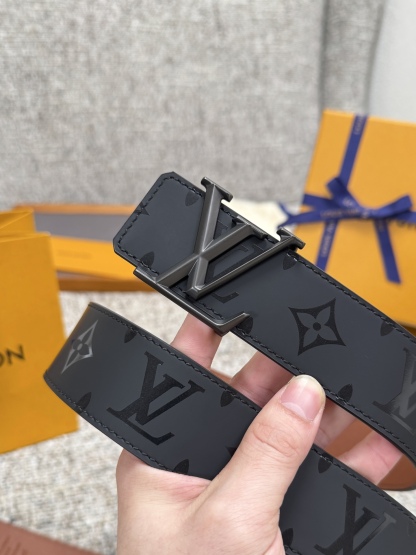 
Louis Vuitton LV腰带 丝印系列 原厂五金 精致手工绘边 柔软舒适 宽4.0