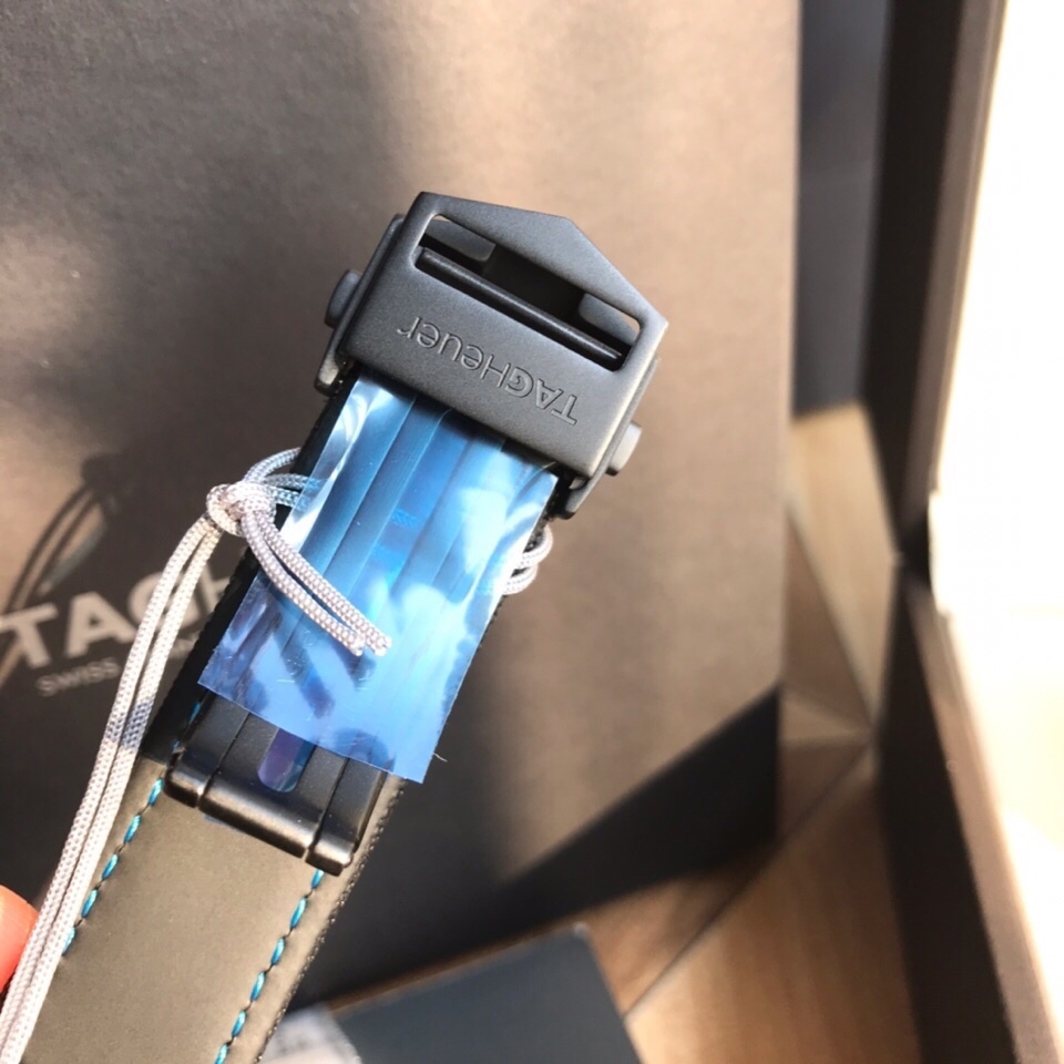 新款泰格豪雅碳纖維到貨！年終巨獻！結合碳元素、鈦元素、隕石元素三大元素為主題，以黑色為主色調，再以藍色、黃色、玫瑰金於黑色中亮起，鮮活明亮！表殼與表扣為主的鈦合金材料，表面則是整表的靈魂所在！此表面為原裝原版表面！！（以放大鏡側面視覺效果為準！）多層印刷複製出隕石佈局的效果！圈口以碳纖維材料與鈦合金的結合，尼龍材料和頭層牛皮、硅膠結合，用藍色、黃色、黑色線配合手錶對應的顏色！～41mm表徑，全新全套出！