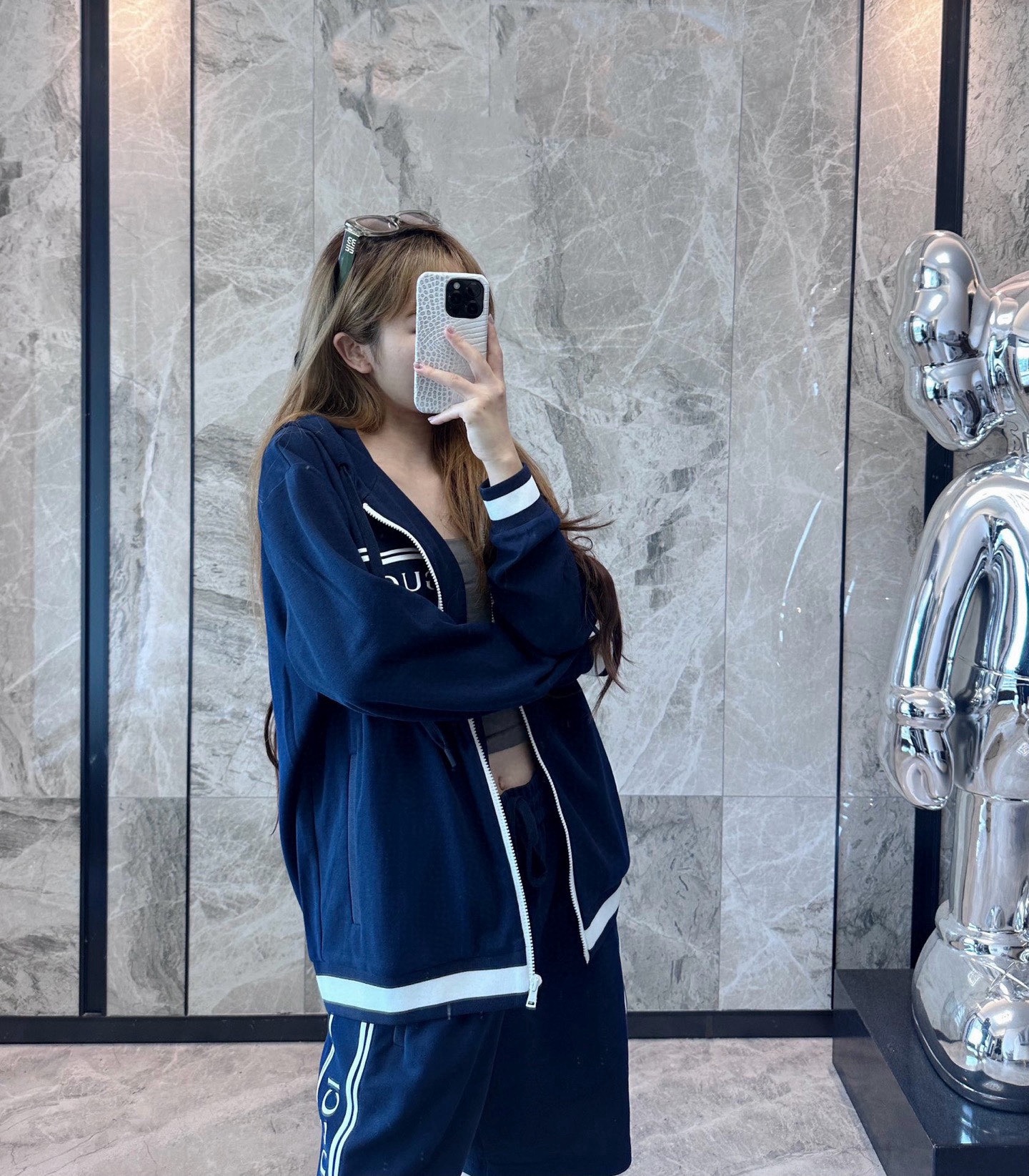 Gucci/古馳 G字母膠條拉鍊連帽外套
這款單品出自Lido系列，設計靈感源自意大利海岸的夏日風情和海灘俱樂部，早秋系列聚焦基礎廓形與經典細節，匠心呈獻日常服飾和晚裝造型，這款休閒連帽衛衣採用平紋針織面料精制而成，中央貫穿點綴G標識條紋印花，男女同款，定制輔料三標
A Size:S-XL