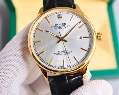 新品特推🔥🔥勞力士ROLEX（實拍圖）商務系列，全表採用316L精鋼，高檔大氣！316L精鋼打造完美多邊形弧度表殼！搭配進口藍寶石玻璃，意大利防水皮帶，原裝針扣！！！搭載原裝進口全自動機械機芯（零返修） ，直徑尺寸40mm 深度防水。 產品實物光澤手感更佳精湛  字盤刻度栩栩如生  殼套工藝都是宗師級別輕身檢驗 加上新時代機器高技鍛造  上手震撼尊貴非凡🔥AD出品 精品不斷🔥