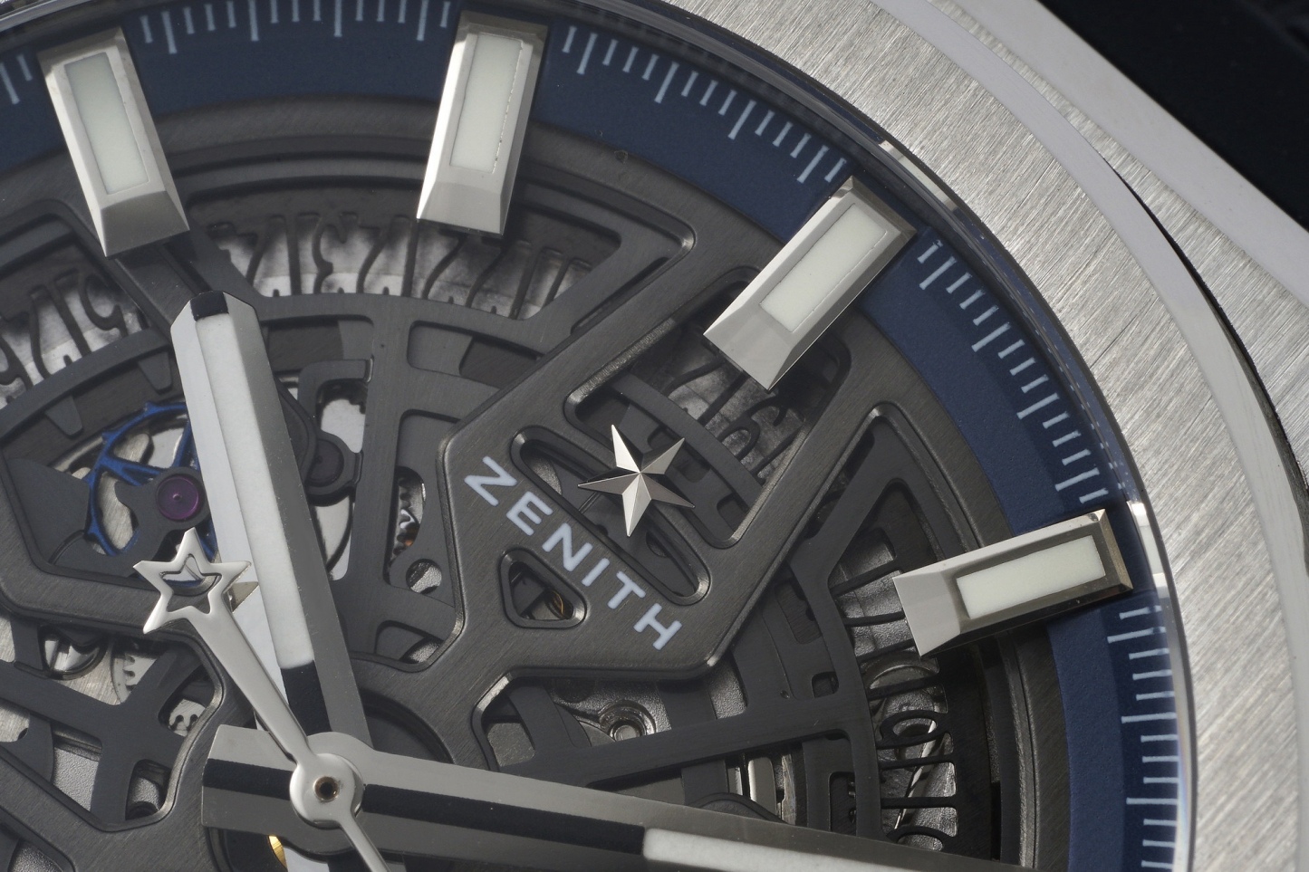 LF真力時DEFY系列全新升級版，殼身 頭粒 機芯 表扣等均做了升級調整。一款根據路虎標誌性花輪轂設計而成的高顏值鏤空腕表。

原裝開模鑄造，極致還原表殼的每一處細節打磨倒角，盡顯原裝菱角分明、堅毅果敢的陽剛氣質。完美的41mm表經，適配大眾男性手寸，正裝休閒兩不誤。根據汽車輪轂設計而成的五角星錶盤，未來概念感十足。同步官網新款五角星折疊扣，搭載定製版Cal.670sk全自動機械機芯，鏤空日曆的大小與位置、機芯夾板、齒輪、五角星陀皆按原版機芯數據拆解鍛造而成。

LF臻品 陳奕迅Eason同款，時尚前衛、