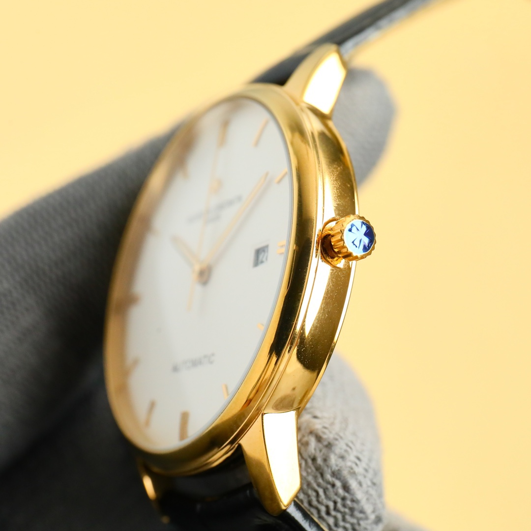 
最新款推薦   市場最高復刻 V4升級版本 江詩丹頓VC傳承系列85180腕表！
1⃣️【表殼】尺寸40MMX9MM，完美圓形的表殼，搭配微孤式表耳設計，使之更加貼合佩戴者的手腕。每一個成品殼套，都需經過MK嚴格的質量把控，方能還原正品獨特的質感。
2⃣️【機芯】9015鋼輪等部件均由MK制表師精工裝飾，自動擺陀更是鍍有18k金，最大限度呈現原裝精湛的工藝水平。
3⃣️【表鏡】前後兩片藍寶石玻璃鏡面，均有防眩暈鍍膜處理。
4⃣️【錶帶】雙層意大利小牛皮，搭配馬耳他十字針扣。