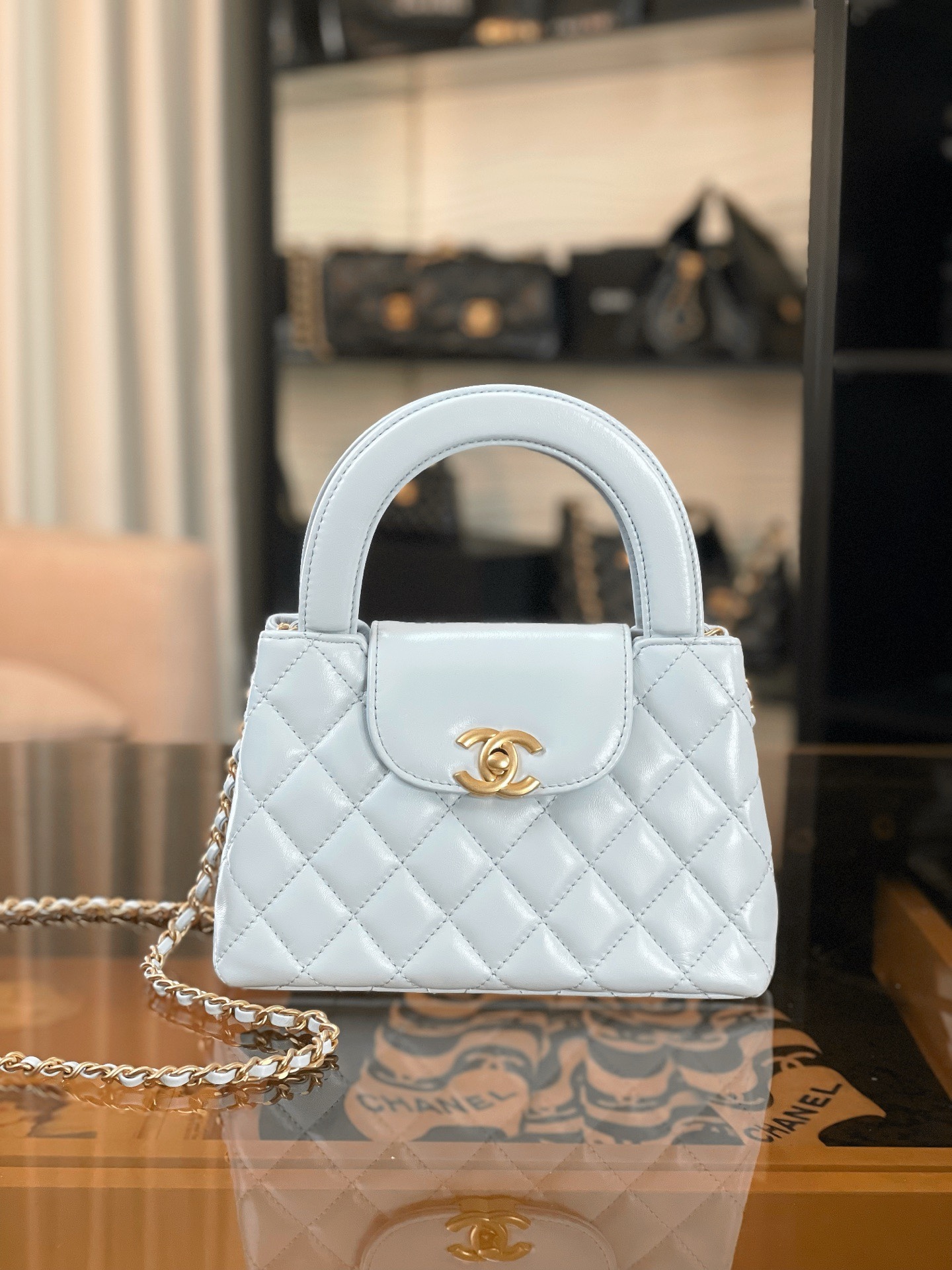 特▪️級 
🆕𝗖𝗵𝗮𝗻𝗲𝟭  
𝗞𝗲𝗹𝗹𝘆 手提鏈條包大號 淺藍

全網最熱🔥𝟤𝟦𝖯 𝗄𝖾𝗅𝗅𝗒手提袋
叱吒整個秀場，簡直美絕了〰️
簡約又復古的小手提很靈魂很舒適。
又乖又耐看，實在絕對愛不釋手❕

五金：厚鍍𝟤𝟦𝗄復古金
皮料：𝖵𝖾𝗅𝗂𝖾𝗋𝗊亮面小牛皮
尺寸： 𝟣𝟥*𝟣𝟫*𝟩 𝖼𝗆
4416