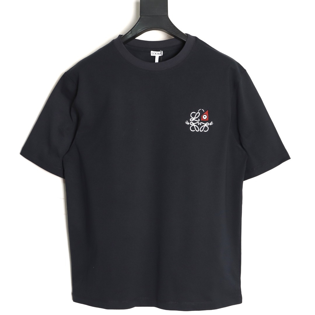🔝LOEWE X LOUIS WAIN 幾何刺繡短袖T恤
定制緞光精密超柔錦棉，採用進口機刺繡工藝，精度高，線條流暢而細膩，面料都經過澆洗，手感質感更佳，不易變形，不易縮水，不易褪色，寬松版型
B Size： S-XL