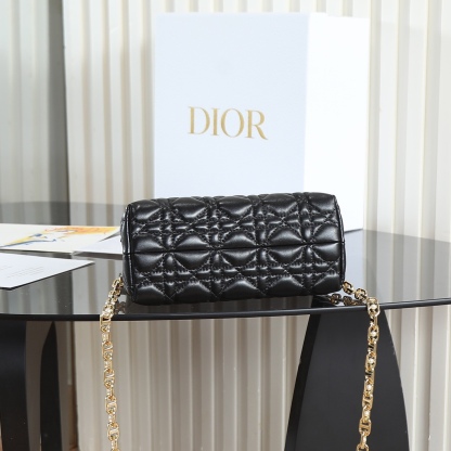 原廠級 黑色鏈條手袋
這款 Dior Jolie Top Handle 迷你鏈條手袋是二零二六早春成衣系列新品，呈現出優雅精緻的設計。採用黑色羊皮革精心製作，飾以藤格紋，翻蓋點綴以金色飾面金屬 CD 標誌和白色樹脂珠飾。內設一個隔層，可收納各種日常用品。搭配雙頂部手柄和可調節、可拆卸 CD 鏈條肩帶，肩帶由皮革帶和 CD 鏈環組成，飾以白色樹脂珠飾，可舒適手提、肩背或斜挎，可與日常或晚裝造型搭配。
