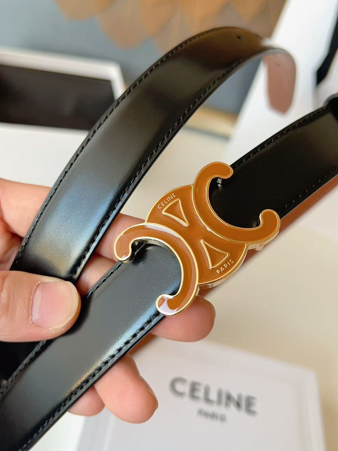 CÉLINE  凱旋門家新款ALIX 中號25毫米雙面腰帶
這款採用牛皮革，滴膠飾面，可拆卸橢圓形搭扣，雙面腰帶，TRIOMPHE雙面飾釘.
寬度：2.5cm