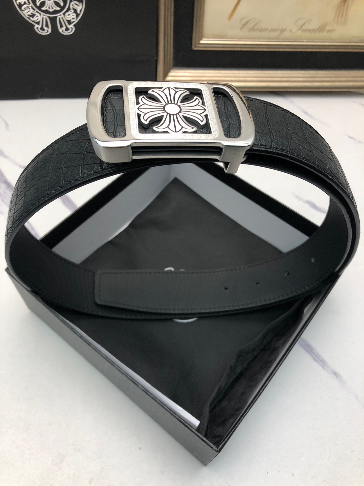 克羅星：原單頭層牛皮燙印花紋面，內襯頭層小牛皮底，搭配原單自動扣，可裁剪的自動帶，此款腰帶面雙採用意大利原定廠制進口牛皮帶身 ，對專版櫃足寬3.5