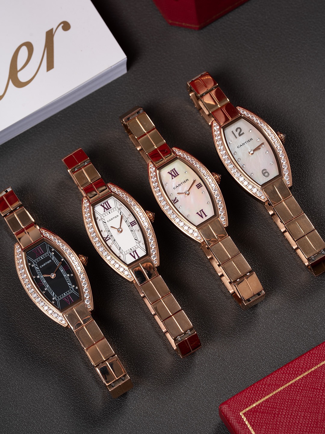 全面升級版到貨，金銀同價🔺卡地亞🔻Cartier酒桶奢華腕表,引領風格,超越時代,設計與精湛的非凡工藝,倍受各界潮流高貴的青睞,該腕表採用手鍊以及腕表兩種不同藝術風格完美融合！盡顯柔美優雅魅力，成為卡地亞典範之作！迷你表款，升級精裝C1Ct163進口瑞士石英機芯。精鋼表殼和錶鏈。表冠鑲嵌一顆白色合成尖晶石。鍍銀錶盤，劍形藍鋼指針！尺寸：23mmX30mm，升級內容如下，機芯精簡版C1Ct163正式面世