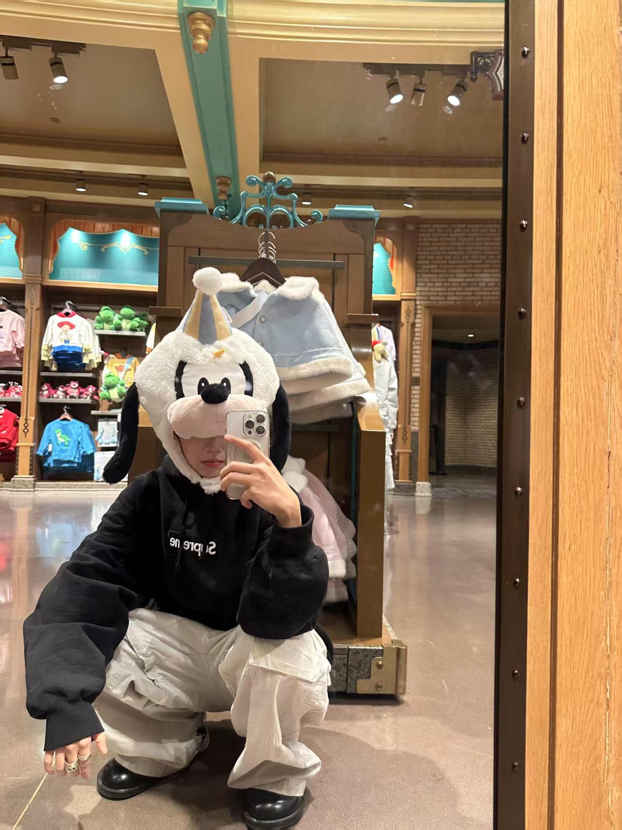 Supreme FW24 WEEK17 Box Logo Hooded Sweatshirt 胸前徽標刺繡logo口袋連帽衛衣帽衫
面料460克 高克重 面布質感強 韌性好 衣服收針處都有打套結（起到加固 久穿不變形 市面普通版本是沒有的哦） 歡迎對比 品質保證
F 尺碼：S M L XL