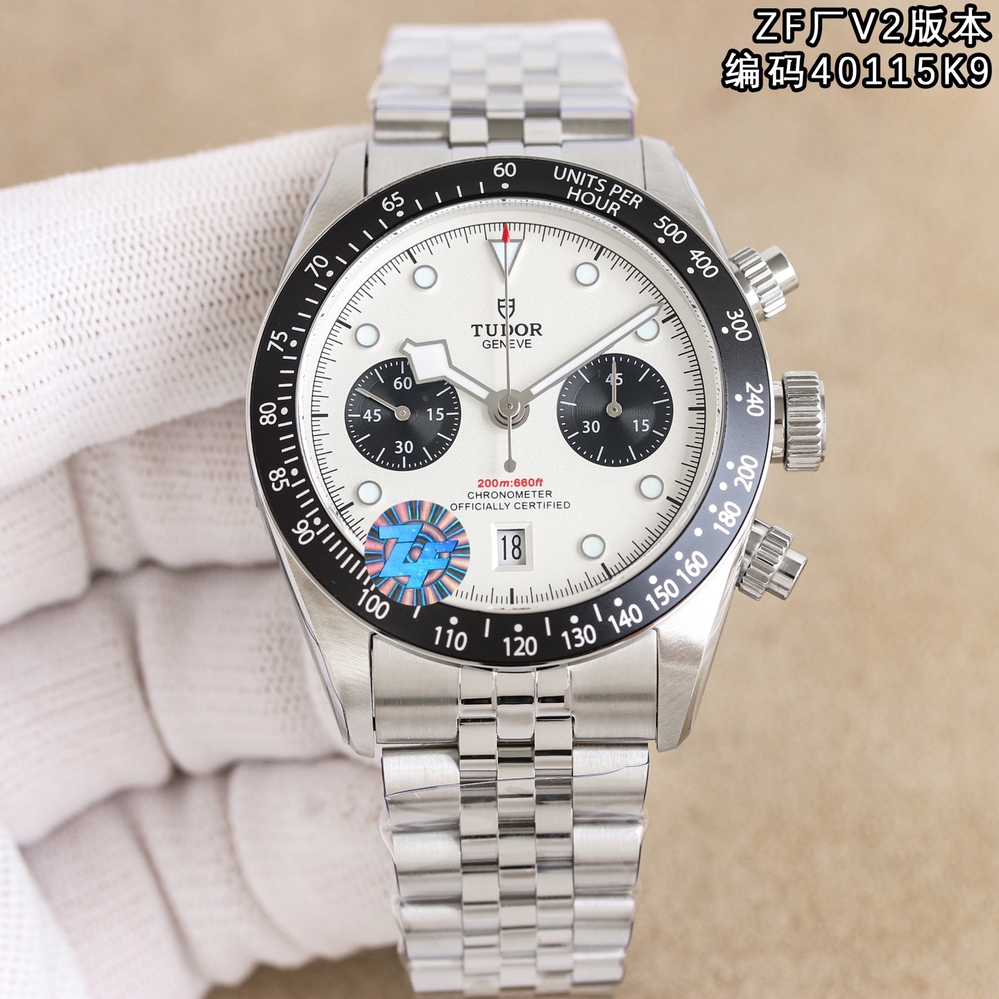 ZF新品—V2版本，帝舵全新碧灣計時型(Tudor ，腕表⌚️編碼40115K9，BlackBayChrono)腕表—經典元素與現代創新的精妙平衡,是真正意義上的“帝舵畢業款”。
🔥亮點🔥ZF是市場唯一一家日曆對版的廠家，日曆窗尺寸，日曆數字的字體和大小均與正品一致。
【表殼】ZF正品1:1開模41MM直徑採用316L精鋼表殼，表面拉絲和拋光工藝交交替處理，抗划痕性強，質感十足。配備起高工藝的黑色陽極氧化鋁測速計字外圈，旋入式表冠和密閉式底蓋，賦予腕表200米防水。
【錶盤】獨具匠心的錶盤設計