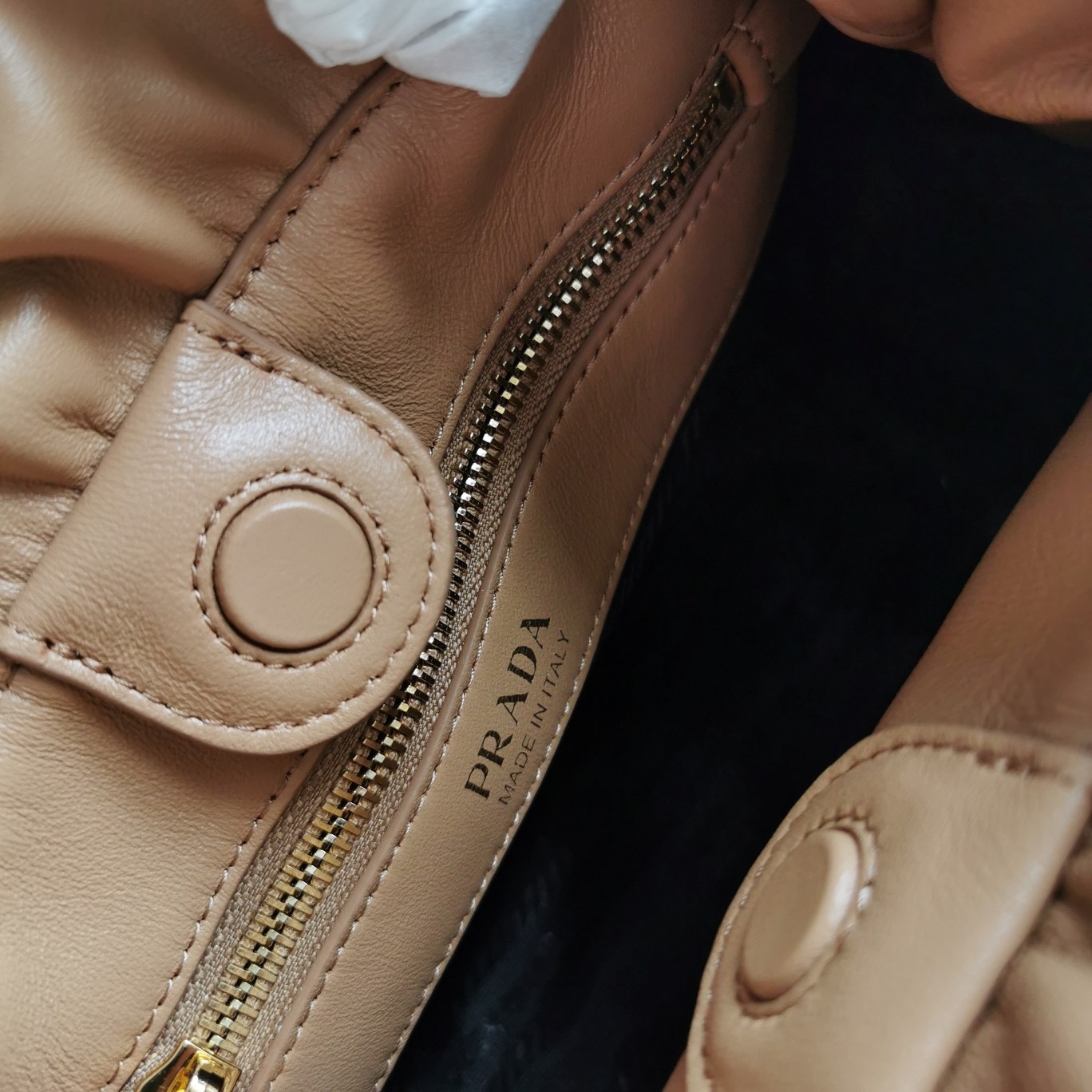 【 原單】P家🌹🎉新款福袋包🎉1BG541小羊皮🎉🎉這款福袋包採用進口小羊皮，袋口為抽繩加兩邊流梳設計，顯得整個包格外時尚又輕便又休閒，袋口為磁扣開合，內配有拉鍊和口袋，上身效果非常漂亮，女士們，趕緊入手吧，又是一款永久了過時爆款🎉🎉尺寸：長24x高25x底11cm🎉