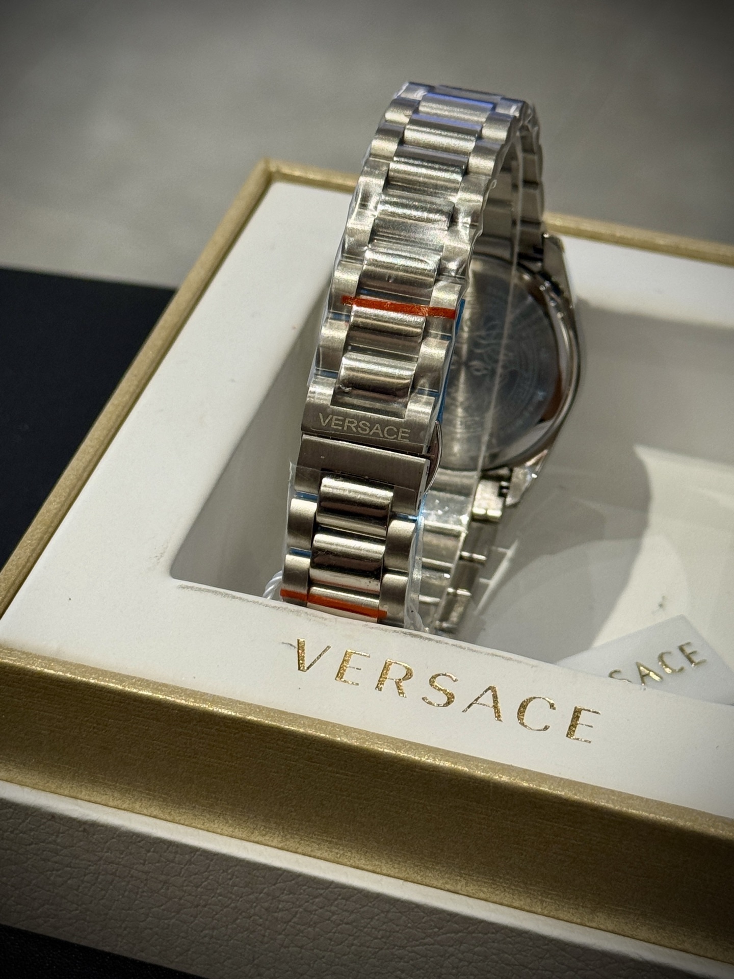 Versace範思哲石英手錶，VERSACE MILLENYIUM  LADY系列，採用希臘回紋元素錶盤，12時位飾有美杜莎頭像展現範思哲經典圖案魅力，錶鏈印刻希臘回紋搭配雙按蝴蝶扣設計，兼具時尚與舒適，錶盤男款40mm 女款32mm 30米生活防水，進口石英機芯

立即搶購👉