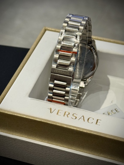 Versace範思哲石英手錶，VERSACE MILLENYIUM  LADY系列，採用希臘回紋元素錶盤，12時位飾有美杜莎頭像展現範思哲經典圖案魅力，錶鏈印刻希臘回紋搭配雙按蝴蝶扣設計，兼具時尚與舒適，錶盤男款40mm 女款32mm 30米生活防水，進口石英機芯

立即搶購👉