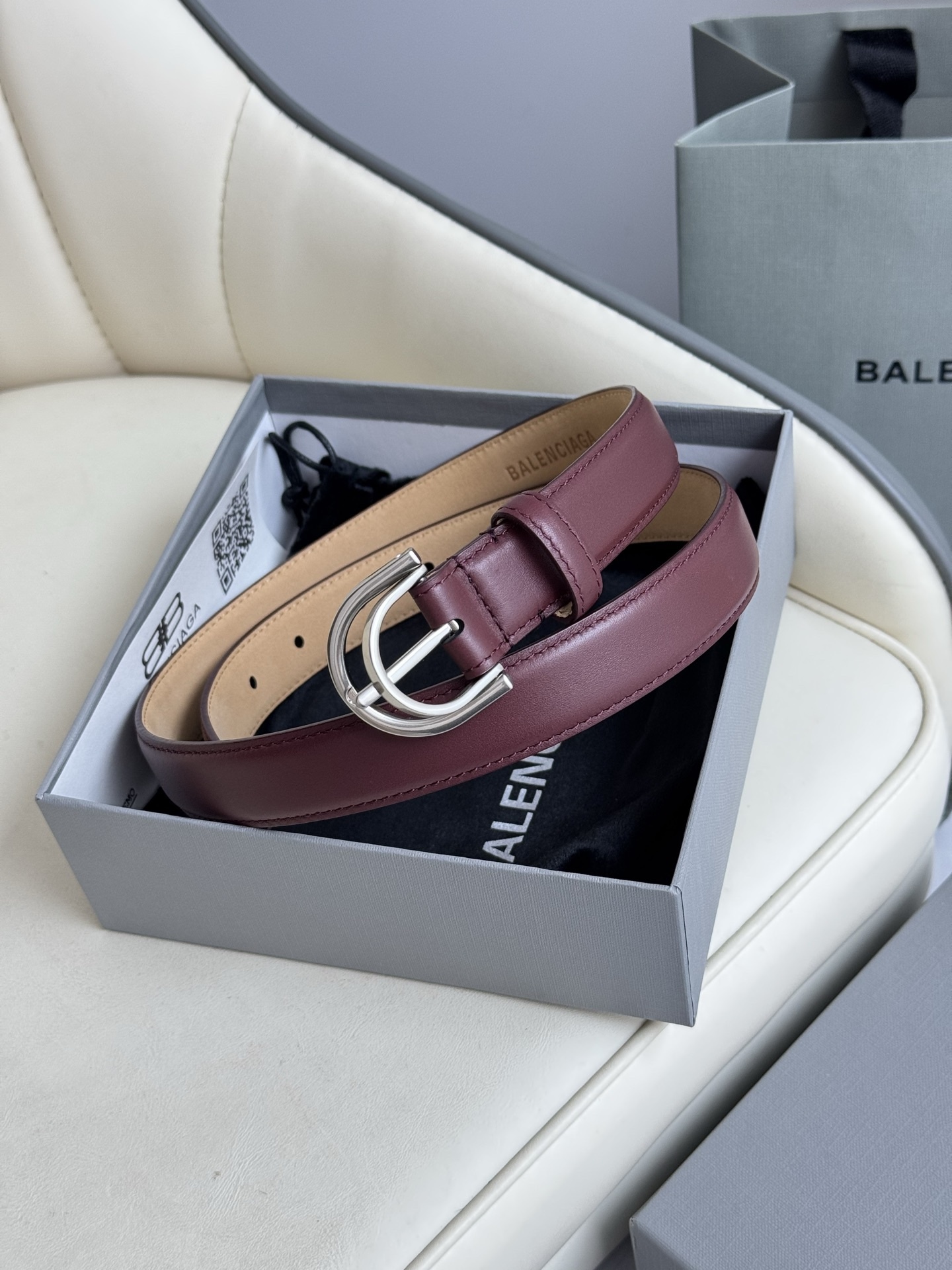 巴黎世家（Balenciaga）寬度2.5cm 是法國的奢侈品牌，作為時尚界最具影響力品牌之一的地位。設計師源於：都市時尚潮流獨特的設計風格，採用進口小牛皮製作；搭配純銅復古五金，使其更具魅力。值得擁有的百搭精品