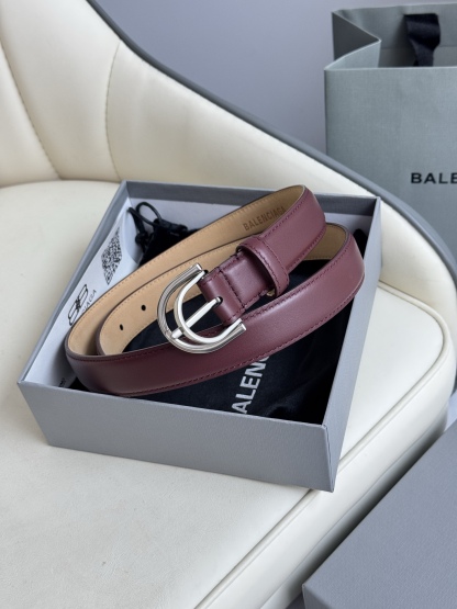 巴黎世家（Balenciaga）寬度2.5cm 是法國的奢侈品牌，作為時尚界最具影響力品牌之一的地位。設計師源於：都市時尚潮流獨特的設計風格，採用進口小牛皮製作；搭配純銅復古五金，使其更具魅力。值得擁有的百搭精品
