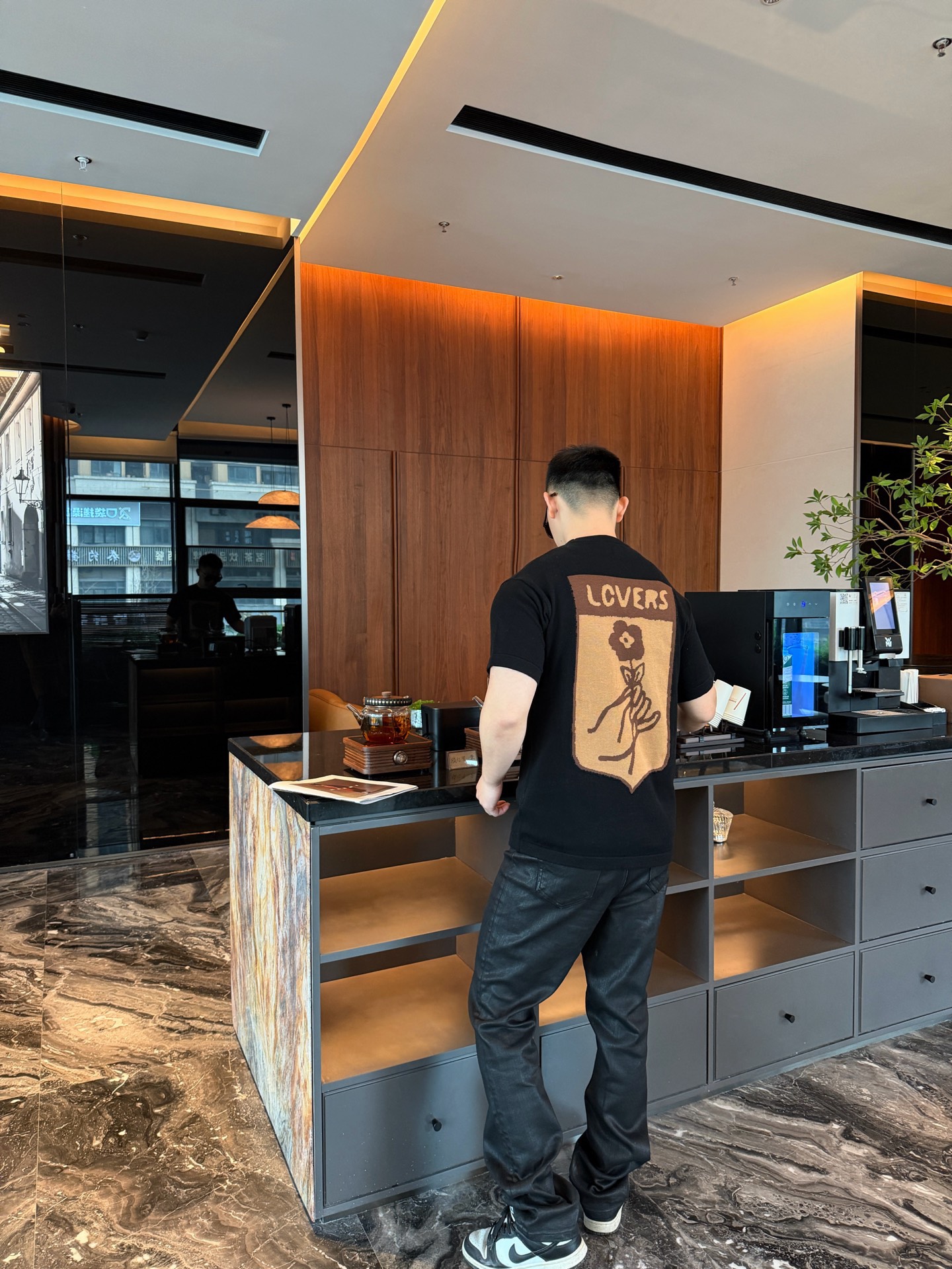 🔝LOUIS VUITTON LV 皮箱幾何圖針織短袖T恤
定織雲柔密紡棉針織料，嵌花提花織法，精細編織不僅確保了圖案的清晰度，還大大增強了織物的耐用性，成衣洗水加軟去味工藝，通過專業的洗滌設備和特定的洗滌劑，對衣物進行深度清潔和去味處理，改善衣物的手感和外觀，寬松版型
B Size：S-XL