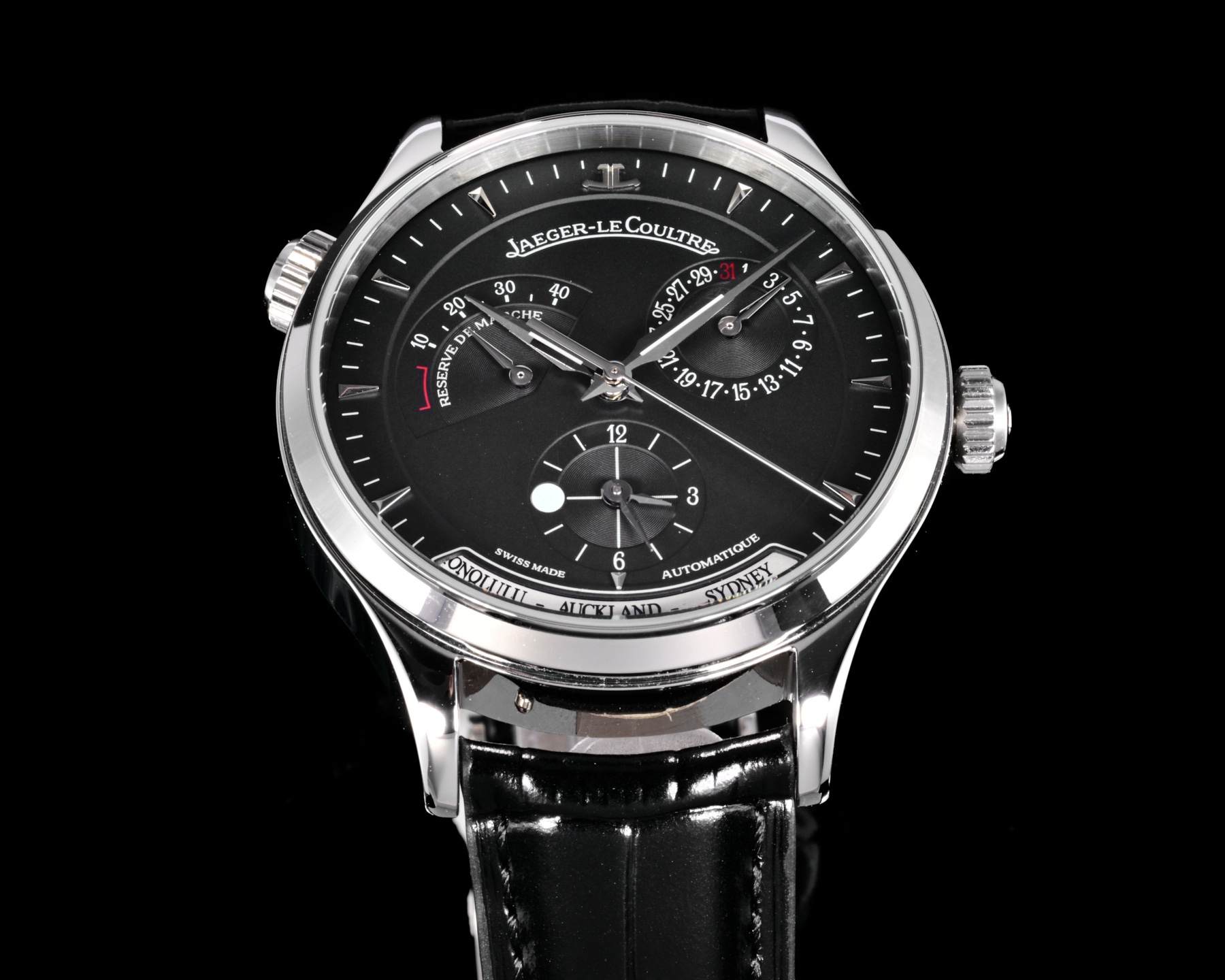 V+ Factory出品
【市場最高版本】JL積家 各路大咖都叫它大醜 其實賦予的是極高贊美 論品味與外觀 在鐘錶界有著舉足輕重的地位 戴出去怎麼都是長臉 各種彰顯品味 Master 地理學家大師系列 Q1428421 復刻版全新升級 多功能腕表 升級Cal.939A機芯 打磨效果更近原裝 升級軸 自動陀為玫金邊 字面紋路清晰 功能：日期顯示 雙時區 動力儲備顯示 316L精鋼  直徑42mm  原裝折疊扣！V+ Factory匠心之作 值得你擁有！