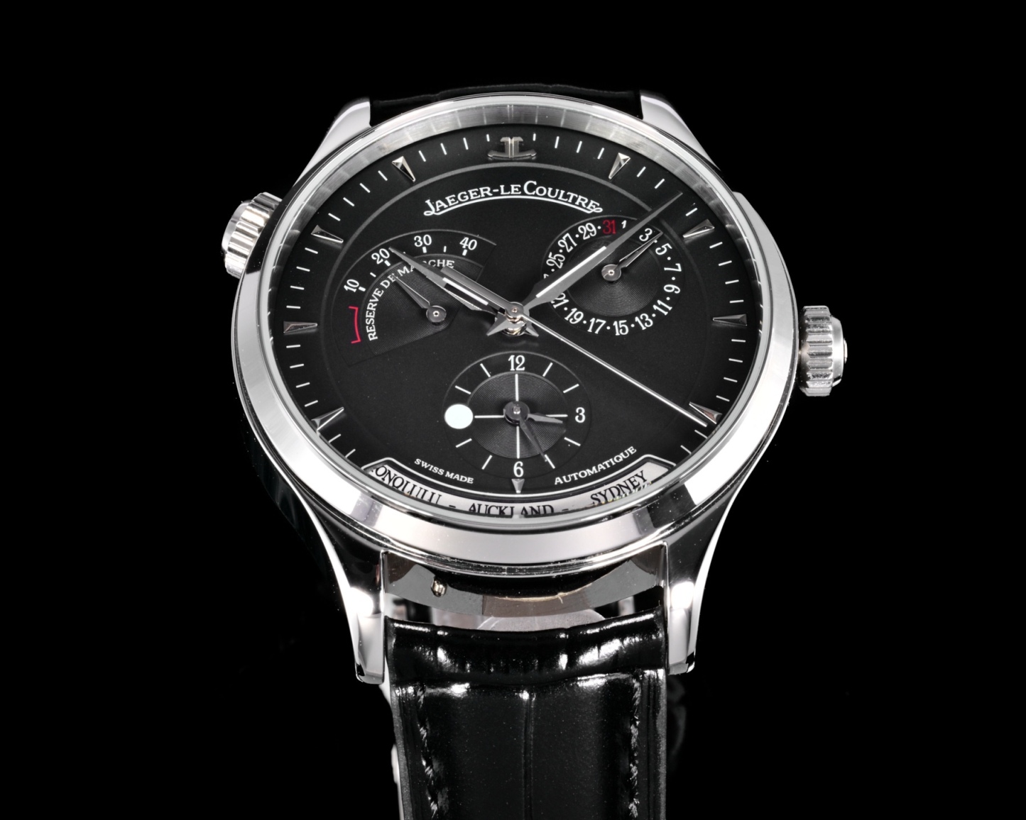 V+ Factory出品
【市場最高版本】JL積家 各路大咖都叫它大醜 其實賦予的是極高贊美 論品味與外觀 在鐘錶界有著舉足輕重的地位 戴出去怎麼都是長臉 各種彰顯品味 Master 地理學家大師系列 Q1428421 復刻版全新升級 多功能腕表 升級Cal.939A機芯 打磨效果更近原裝 升級軸 自動陀為玫金邊 字面紋路清晰 功能：日期顯示 雙時區 動力儲備顯示 316L精鋼  直徑42mm  原裝折疊扣！V+ Factory匠心之作 值得你擁有！