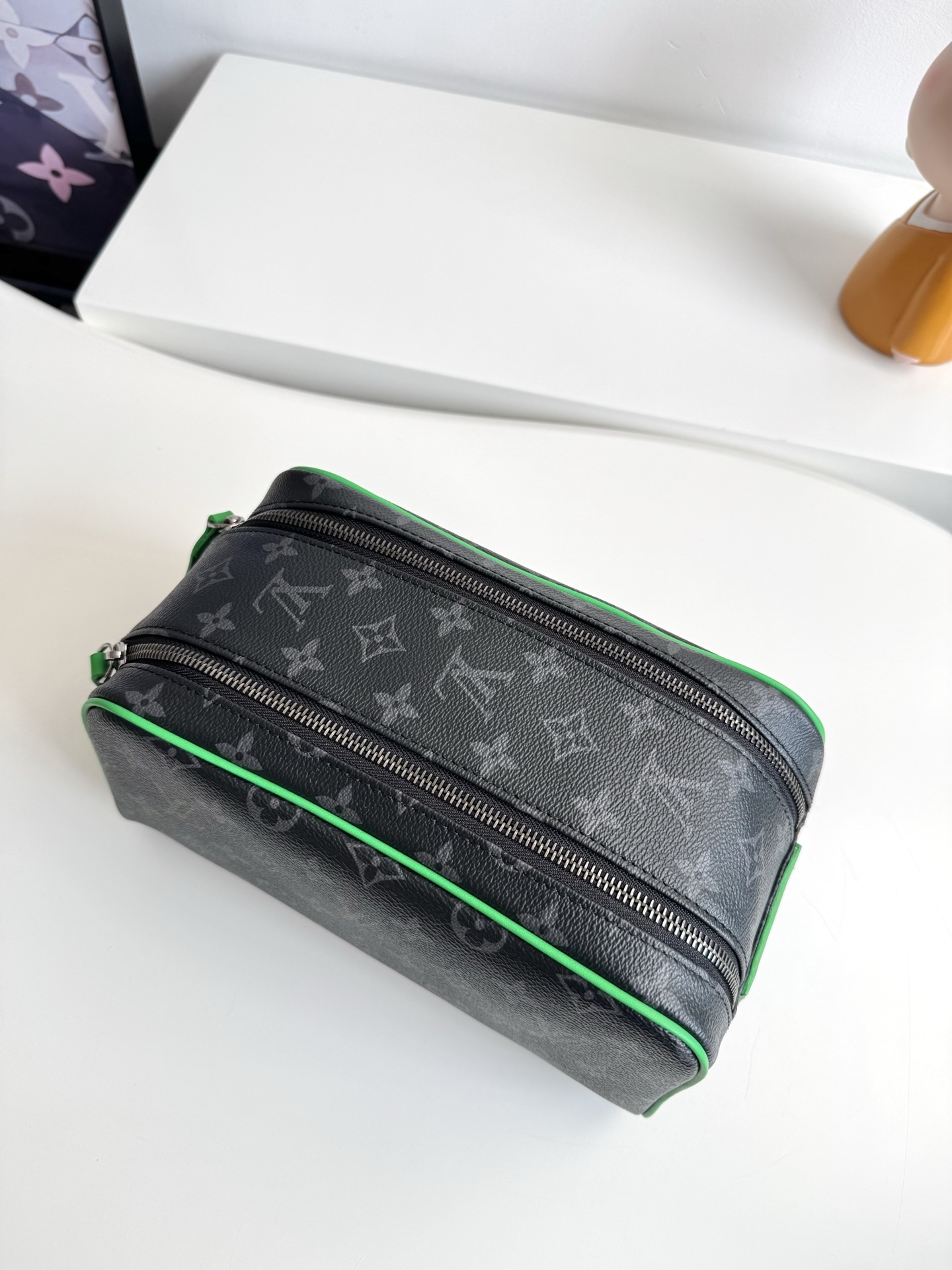 『動態芯片』 🇫🇷海外原單M26433獨家實拍！本款 Dopp Kit 盥洗袋首度為 Monogram Eclipse 塗層帆布搭配明麗皮革，令功能設計釋放動感氣息。雙拉鍊和皮革手柄便於取放洗漱用品。尺寸：28×16.5×15cm