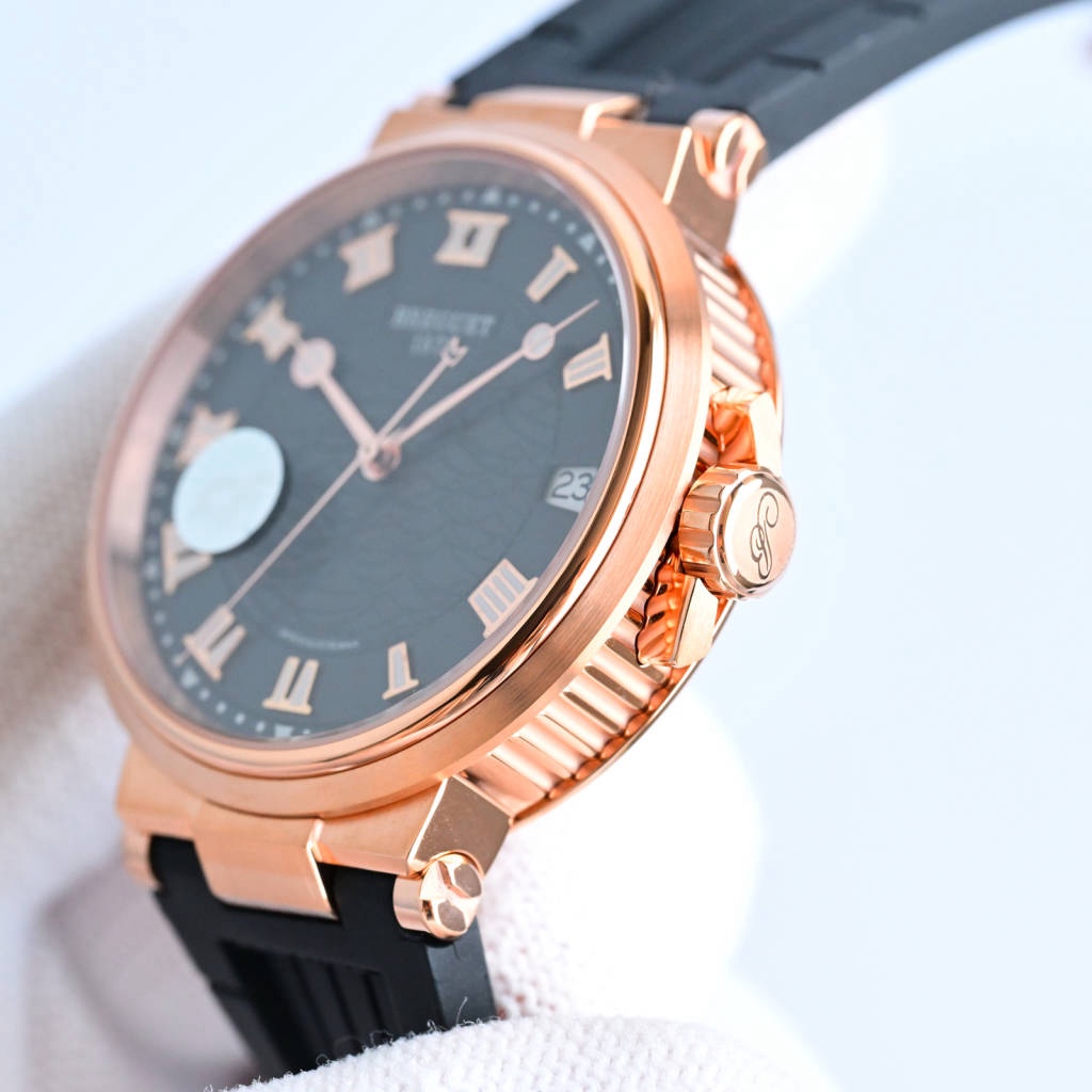 CF新品發佈會，寶璣-Breguet
航海MARINE航海系列5517款腕表，航海天文鐘的起源作品，“時計本是兵家利器”說的就是這款腕表，鐘錶界的巨作。工廠全面抄寫原裝數據，98%還原殼型字面，彰顯原裝優雅硬朗的氣質，原裝同款777A自動機械機芯，鐫刻獨立編號與寶璣先生簽名。直徑40毫米。正反均為藍寶石防刮玻璃，旋入式防水錶冠。實測防水深度100米。搭配飾有太陽放射紋錶盤，配裝進口天然橡膠錶帶，以零頭的價格給您帶來原裝超值體驗。