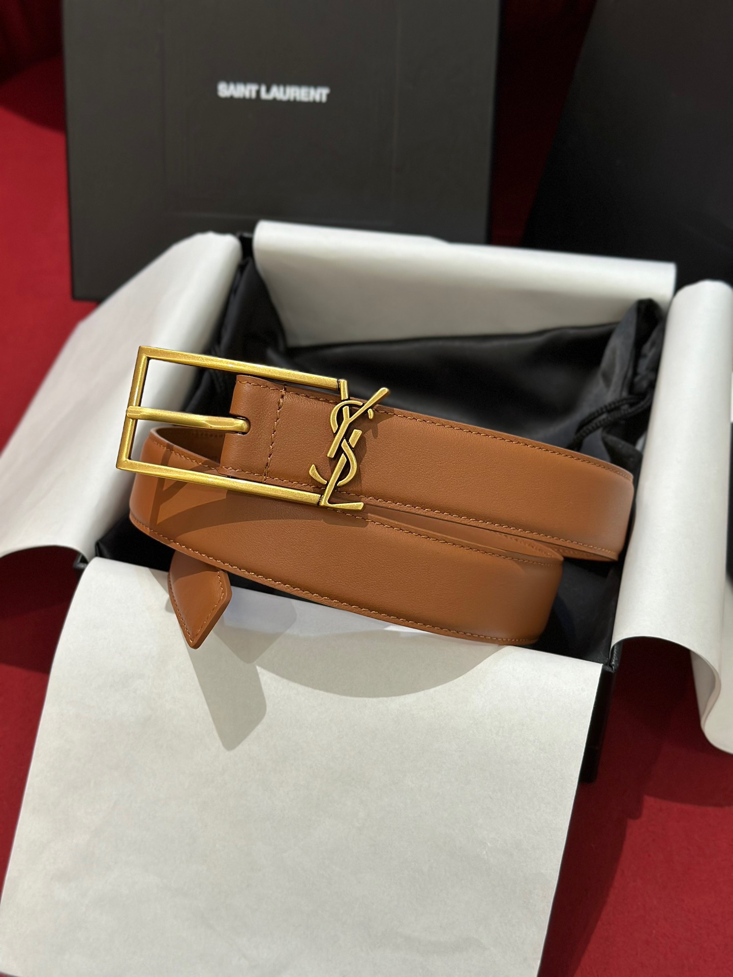 新款聖羅蘭 YSL
這款女款腰帶復古精工金屬扣將復古風與現代時尚相融合，呈現的恰到好處，時尚標配青睞有加，每針每一線都非常精緻，雙面頂級牛皮材質，搭配頂級黃銅針扣寬度3.0