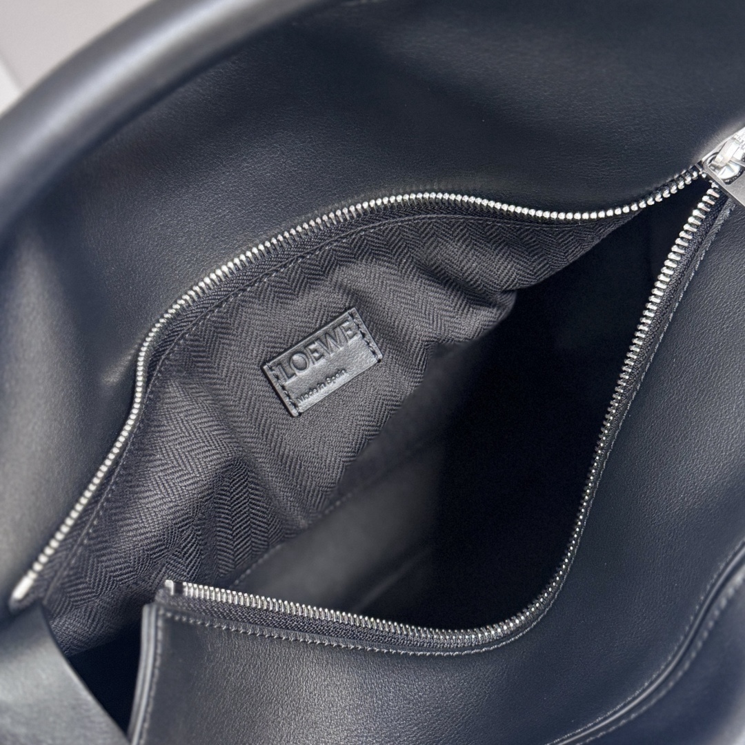 羅家🌟新款 🆕大號亮面牛皮革Panta Puzzle  手袋Puzzle 以別具一格的幾何線條勾勒長方體造型。此大號版本採用亮面牛皮革製成，飾有單寧布長褲風格細節 .可肩背、斜挎或手提*可拆卸可調節肩帶*拉鍊開合，牛皮革拉鍊頭*一個外部拉鍊後袋，一個內部插袋人字紋棉質帆布襯里*Anagram 壓紋
size: 33×14.7×21.5cm
型號：052500