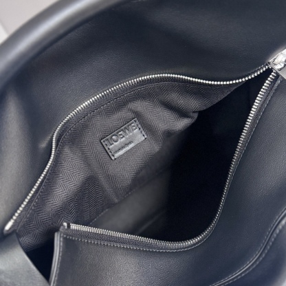 羅家🌟新款 🆕大號亮面牛皮革Panta Puzzle  手袋Puzzle 以別具一格的幾何線條勾勒長方體造型。此大號版本採用亮面牛皮革製成，飾有單寧布長褲風格細節 .可肩背、斜挎或手提*可拆卸可調節肩帶*拉鍊開合，牛皮革拉鍊頭*一個外部拉鍊後袋，一個內部插袋人字紋棉質帆布襯里*Anagram 壓紋
size: 33×14.7×21.5cm
型號：052500