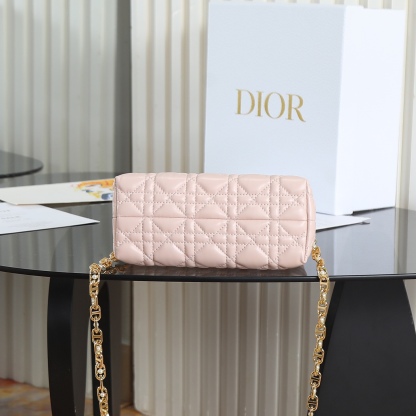 原廠級 粉色鏈條手袋
這款 Dior Jolie Top Handle 迷你鏈條手袋是二零二六早春成衣系列新品，呈現出優雅精緻的設計。採用黑色羊皮革精心製作，飾以藤格紋，翻蓋點綴以金色飾面金屬 CD 標誌和白色樹脂珠飾。內設一個隔層，可收納各種日常用品。搭配雙頂部手柄和可調節、可拆卸 CD 鏈條肩帶，肩帶由皮革帶和 CD 鏈環組成，飾以白色樹脂珠飾，可舒適手提、肩背或斜挎，可與日常或晚裝造型搭配。
