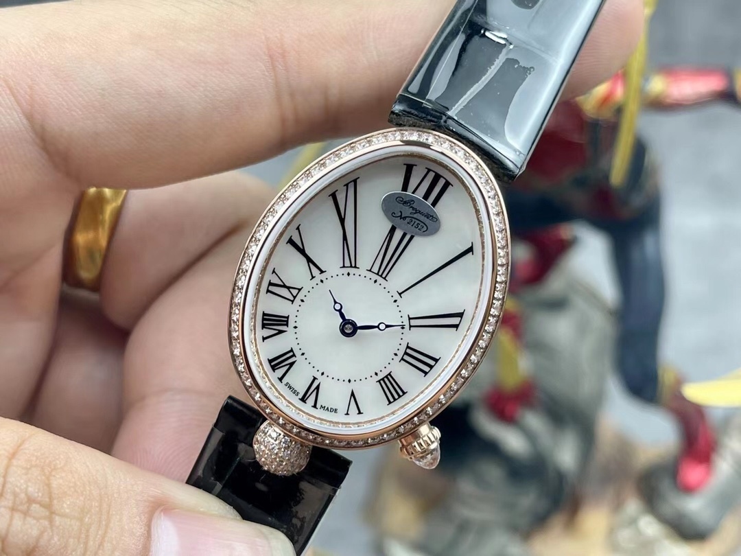 [玫瑰][玫瑰]最強 升級版 頂級 復刻女款 寶璣那不勒斯皇后系列，
【表殼】腕表尺寸分別為中號36.5x28.5毫米 
鵝卵形表殼高雅大氣，表殼外緣飾有錢幣紋。表圈和表殼周圍鑲嵌共117顆施華洛水晶（約0.99克拉）。表冠處鑲有一顆梨形晶石（約0.26克拉）
【精彩細節】
1.與原裝吻合，在表殼背部均打有貴金屬標識，效果清晰工整，彰顯腕表檔次。2.穹面玻璃，從側面看不僅有魚眼效果，還能折射鑽石帶來的璀璨光芒，更顯腕表高貴血統。
3.為了達到原裝K金質量的手感，調試了表殼內部結構的配重，做到重量與原版如出