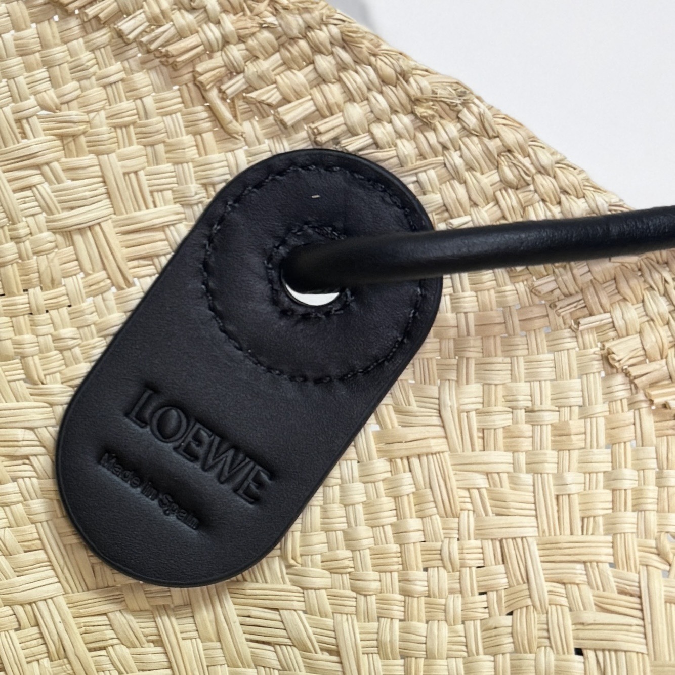 LO℮w℮🆕（高版本）🧺伊拉卡棕櫚纖維和牛皮革 Anagram Basket 手袋*一個傳統的籃子手袋*帶有經典的手工編織包身，管狀牛皮革帶子和頂部提手*以及一塊牛皮革 Anagram 壓紋貼片這個版本採用伊拉卡棕櫚製成，這種棕櫚樹在哥倫比亞種植、收穫並曬乾，然後由公平貿易原則指導的 Corporación Oficio y Arte 組織的女工匠編織。肩背或頂部提手攜帶*牛皮革系帶開合*可以使用個性化掛飾和帶子進行定制*無襯里*由於手工製作，尺寸可能略有不同，使每次購買都獨一無二🧺
