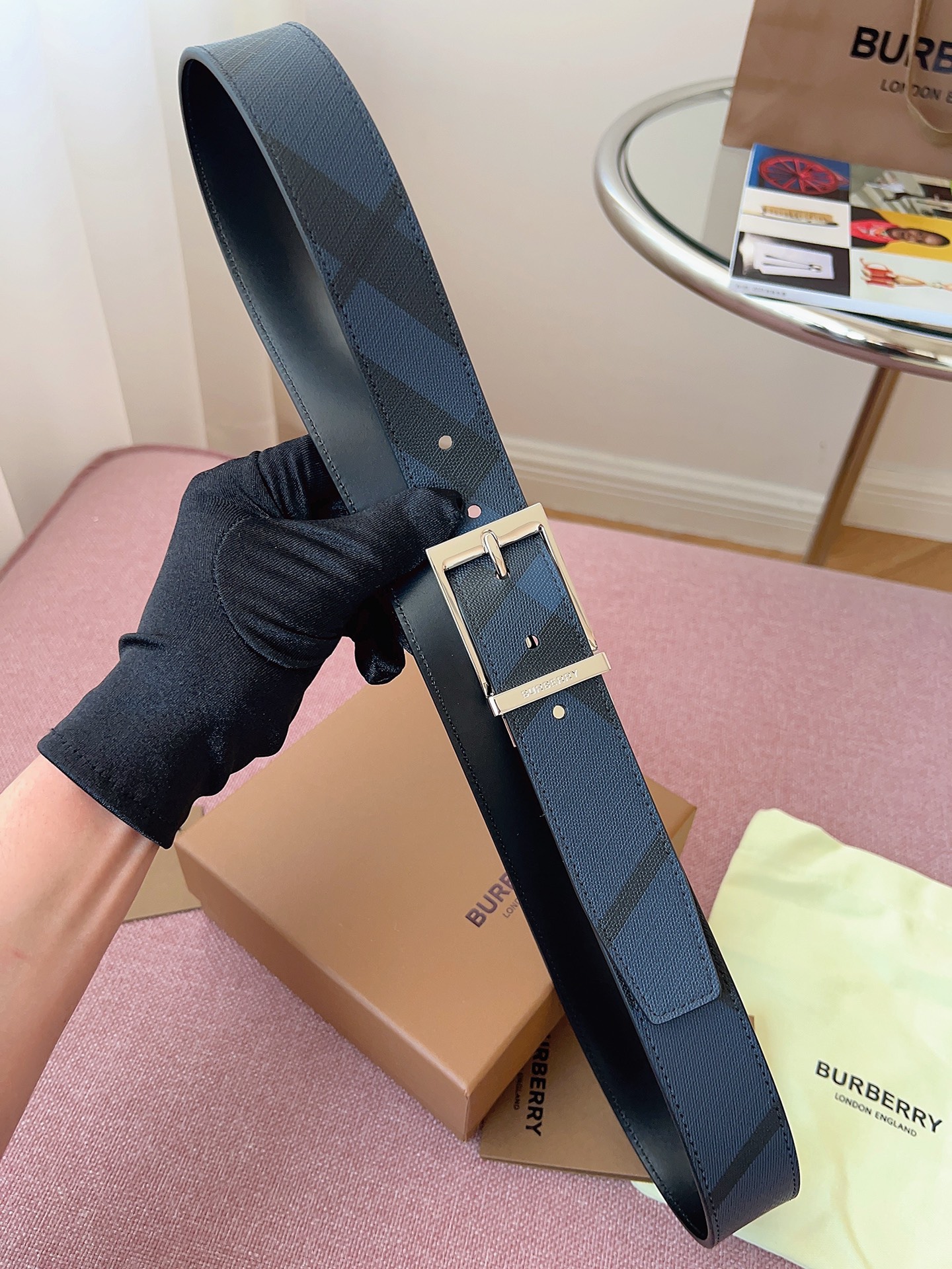 
Burberry博柏利品牌始終秉承傳統精髓，彰顯卓爾不凡的匠制工藝，優雅率性的英倫設計與銳意革新的時尚理念。3.5cm