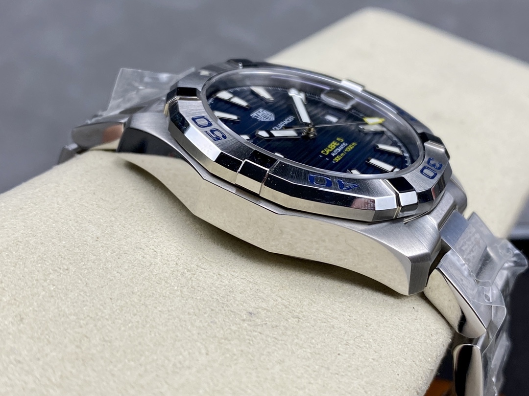 TAR年末巨獻——超級泰格豪雅系列腕表，正裝休閒兩不誤、小眾而不平庸、穩重而不失靈動，通勤的最佳首選腕表。全系均採用原裝數據打造、配件可以和原廠互換，頂級打磨 超強夜光 防水性能高達100米，超原單品質 誠意滿滿 並搭載原裝sw200機芯，歡迎品鑒！