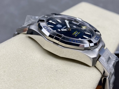 TAR年末巨獻——超級泰格豪雅系列腕表，正裝休閒兩不誤、小眾而不平庸、穩重而不失靈動，通勤的最佳首選腕表。全系均採用原裝數據打造、配件可以和原廠互換，頂級打磨 超強夜光 防水性能高達100米，超原單品質 誠意滿滿 並搭載原裝sw200機芯，歡迎品鑒！